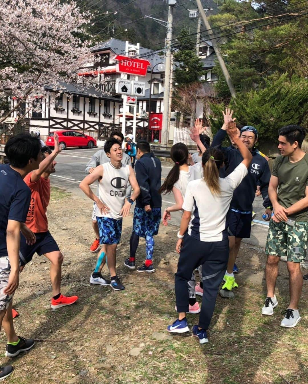 佐野千晃さんのインスタグラム写真 - (佐野千晃Instagram)「去年の今頃は桜が咲く中みんなで走る合宿してたかぁ﻿ ﻿ また大人の部活やりたいなぁ﻿ ﻿ #run #running #marathon #フルマラソン #マラソン #マラソン女子 #人生自由自在 #走る女子 #ファッション #ウェア #楽しく走る #ランニング #ジョギング #仲間　﻿」3月27日 16時24分 - sanochiaki810