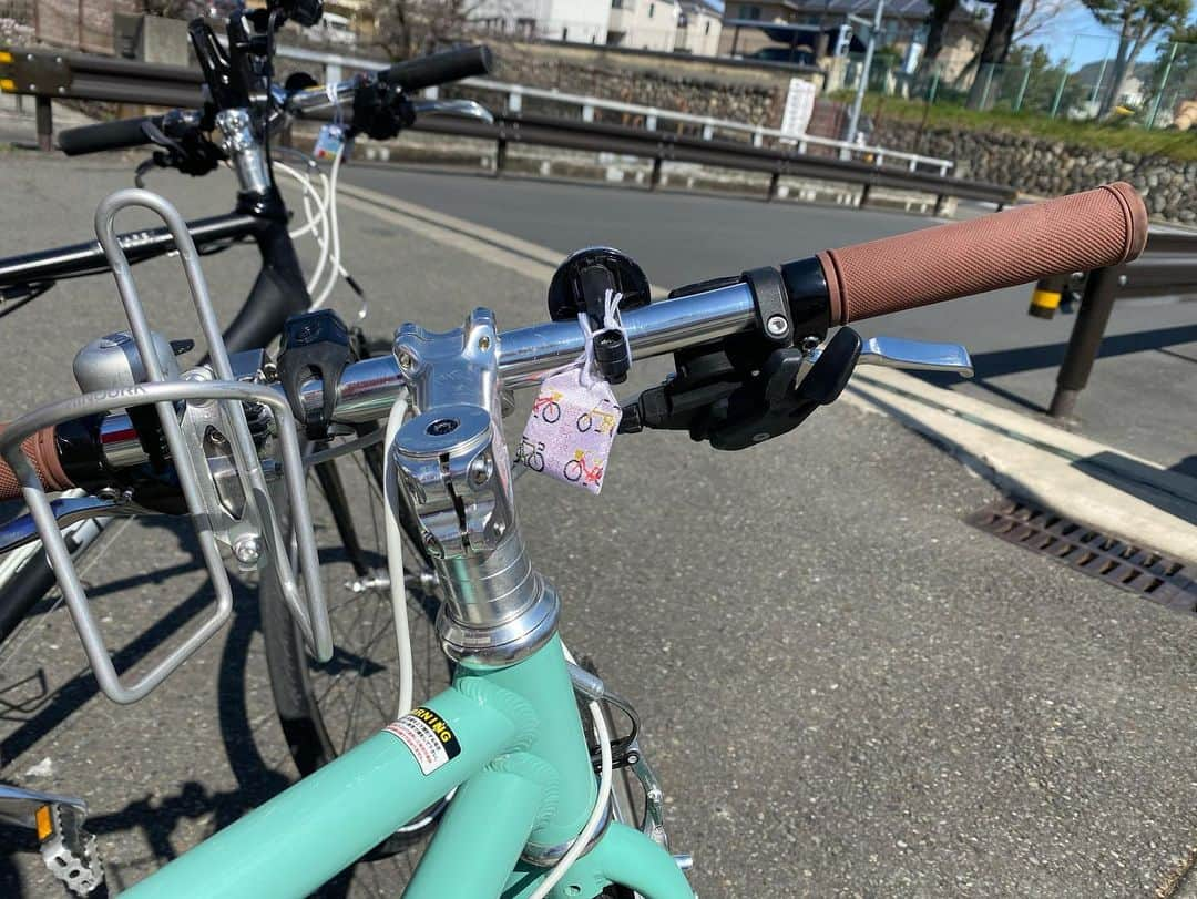 佐野真彩さんのインスタグラム写真 - (佐野真彩Instagram)「自転車番組のロケで　#たまリバー　を走りました🚴‍♀️ 桜が綺麗に咲いていて、お花見しながらの良いロケになりました🌸 . . #sakura #cycling #自転車番組　#自転車女子　#cherryblossom #hamura #羽村　#福生　#たまリバー50キロ #多摩川　#キャスター　#フリーアナウンサー　#土手桜　#モデル　#fitnessgirl #宮の下運動公園 #明神下公園　#お花見」3月27日 16時26分 - sano.maya