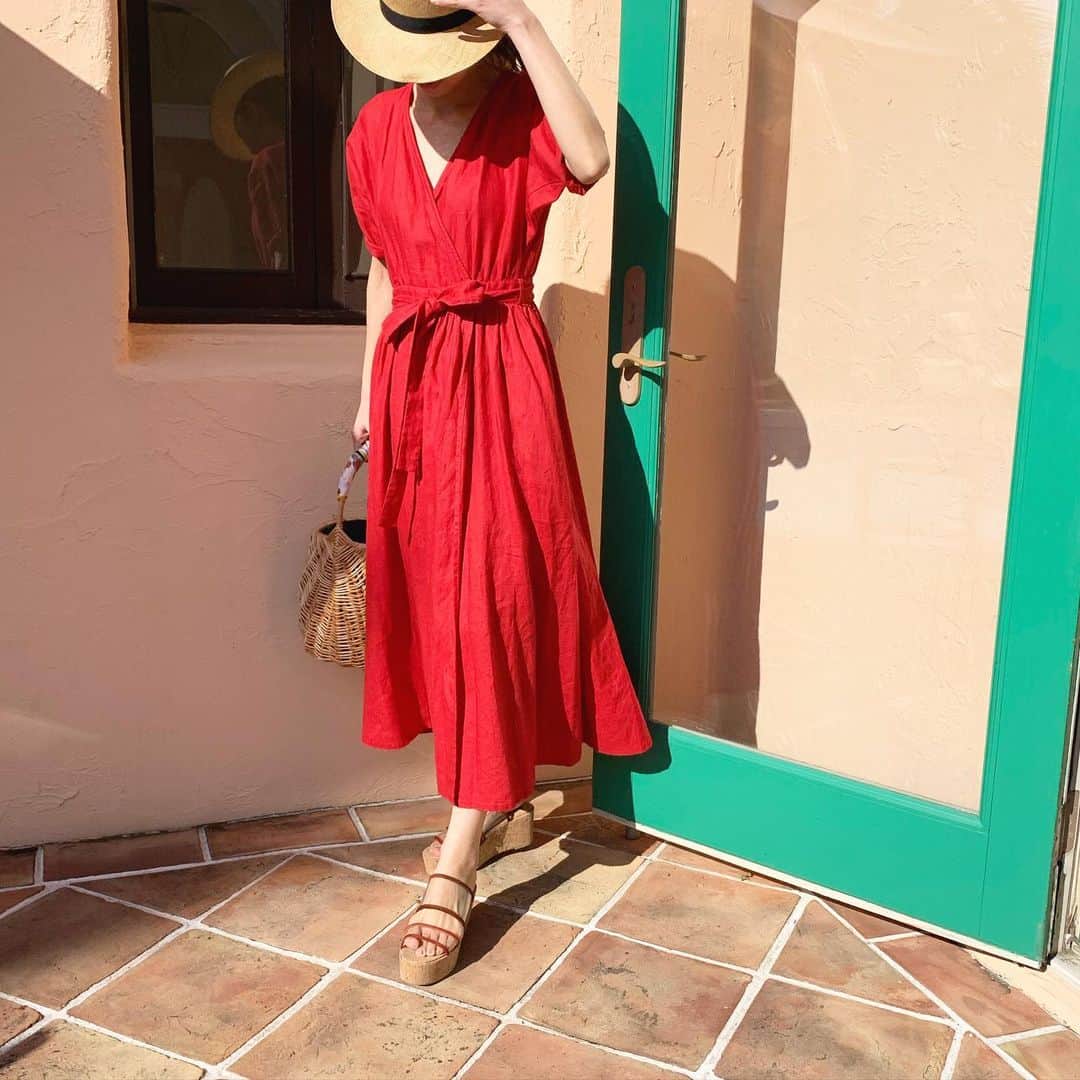 Tsuru by Mariko Oikawaさんのインスタグラム写真 - (Tsuru by Mariko OikawaInstagram)「暖かい気候と陽気な気分をもとてめ旅に出たくなる…＊ ・ ・ dress:Elizaveta/RED ¥32,000+tax shoes:Harper/BROWN ¥22,000+tax ・ ・ #tsuru#tsurubymarikooikawa#red#linen#麻#リネンワンピース#カシュクールワンピース#巻ワンピース#ウェッジサンダル#クリアサンダル」3月27日 16時33分 - tsurubymarikooikawa