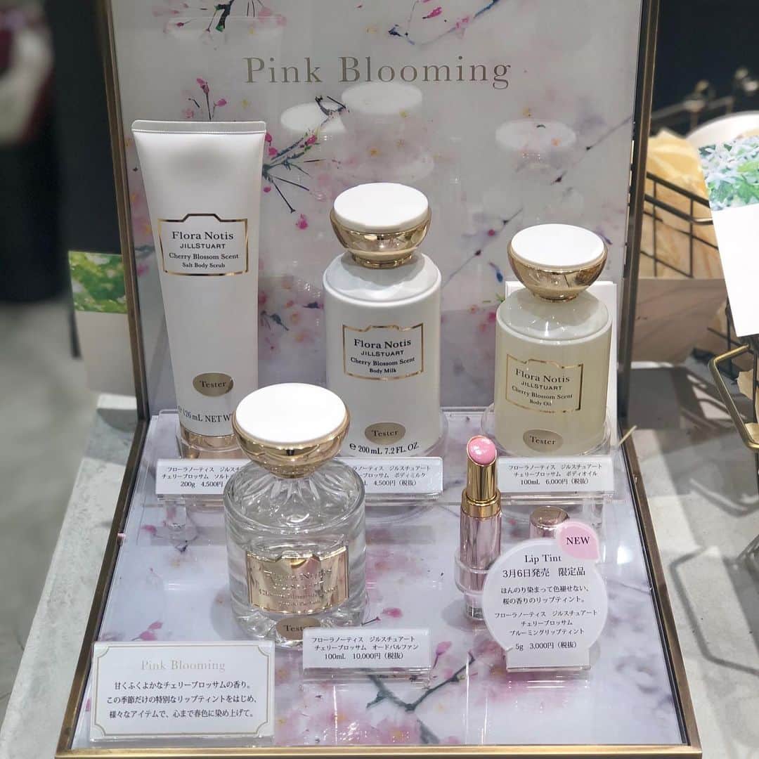 poroco（ポロコ）さんのインスタグラム写真 - (poroco（ポロコ）Instagram)「2/28に北海道に初出店した「Flora Notis JILL STUART（フローラノーティス　ジルスチュアート）」へ行ってきました♪ 「ジルスチュアート」のフレグランスやスキンケア商品と、ドライフラワーを販売している新ブランドのショップです。 「花の恵で、日々に香りと彩りを」とコンセプトに、花の恵みを束ねてブーケのようなアイテムが揃います。 香りは全8種類もあるので、好みやテクスチャーによって好みを選ぶのも◎。 - 写真1枚目、写真2枚目 センターB1。店名とお花を目印にショップへGO！ -  写真3枚目、写真4枚目 オードパルファン。フレッシュ感のある「フローラルグリーン」や、幸福感を感じる「フレッシュピオニー」、大人の色香のある「フレンチローズ」など全８種類の香りがあります。 自分のテーマになる香りを見つけるも◎。気分によって使い分けるもの◎。 - 写真5枚目／ボディオイル 写真6枚目／ボディミルク オードパルファン同様、全8種類の香りがあります。 香りによってテクスチャーが〝みずみずしい“から〝しっとり”まであるので、使い心地で選べるのもうれしい。 オイルとミルクを重ねて使うと、保湿力UP オイルとオードパルファンを重ねて使うと、香りの持ちがUP - 写真7枚目 この時期オススメの香り「チェリーブロッサム」シリーズ。 春到来を感じられるスイートな香りです。 リップは3/6から販売が開始され、商品がなくなり次第終了の限定商品なので、お見逃しなく！ - 写真8枚目 ドライフラワーのブーケは、Mサイズ、Lサイズがあります。 ブーケのほかに切り花、リース、BOX入りなどスタイルは様々。 ドライフラワーを飾ってお家の自分時間を充実さたり、大切な人へのギフトとしても使えます。 - まだ、外出を控えている方もいるかと思いますが、 お家にいる時間があるからこそ、素敵な香りとケアアイテムで癒されながら自分磨き。 オシャレなドライフラワーでいつものお部屋をステキにランクUP♪ なんていかがですか？ 「Flora Notis JILL STUART（フローラノーティス　ジルスチュアート）」は、発売中のポロコ4月号にも載っているので、ぜひ見てね。 - 【フローラノーティス　ジルスチュアート】 場所／札幌ステラプレイス　センターB1 #ジルスチュアート#フローラノーティス#北海道初出店#北海道初#ステラ#札幌ステラプレイス#新店#新ブランド#香り#いいかおり#スキンケア#フレグランス#札幌#poroco」3月27日 16時36分 - poroco_magazine