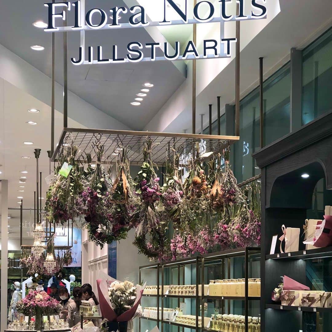 poroco（ポロコ）さんのインスタグラム写真 - (poroco（ポロコ）Instagram)「2/28に北海道に初出店した「Flora Notis JILL STUART（フローラノーティス　ジルスチュアート）」へ行ってきました♪ 「ジルスチュアート」のフレグランスやスキンケア商品と、ドライフラワーを販売している新ブランドのショップです。 「花の恵で、日々に香りと彩りを」とコンセプトに、花の恵みを束ねてブーケのようなアイテムが揃います。 香りは全8種類もあるので、好みやテクスチャーによって好みを選ぶのも◎。 - 写真1枚目、写真2枚目 センターB1。店名とお花を目印にショップへGO！ -  写真3枚目、写真4枚目 オードパルファン。フレッシュ感のある「フローラルグリーン」や、幸福感を感じる「フレッシュピオニー」、大人の色香のある「フレンチローズ」など全８種類の香りがあります。 自分のテーマになる香りを見つけるも◎。気分によって使い分けるもの◎。 - 写真5枚目／ボディオイル 写真6枚目／ボディミルク オードパルファン同様、全8種類の香りがあります。 香りによってテクスチャーが〝みずみずしい“から〝しっとり”まであるので、使い心地で選べるのもうれしい。 オイルとミルクを重ねて使うと、保湿力UP オイルとオードパルファンを重ねて使うと、香りの持ちがUP - 写真7枚目 この時期オススメの香り「チェリーブロッサム」シリーズ。 春到来を感じられるスイートな香りです。 リップは3/6から販売が開始され、商品がなくなり次第終了の限定商品なので、お見逃しなく！ - 写真8枚目 ドライフラワーのブーケは、Mサイズ、Lサイズがあります。 ブーケのほかに切り花、リース、BOX入りなどスタイルは様々。 ドライフラワーを飾ってお家の自分時間を充実さたり、大切な人へのギフトとしても使えます。 - まだ、外出を控えている方もいるかと思いますが、 お家にいる時間があるからこそ、素敵な香りとケアアイテムで癒されながら自分磨き。 オシャレなドライフラワーでいつものお部屋をステキにランクUP♪ なんていかがですか？ 「Flora Notis JILL STUART（フローラノーティス　ジルスチュアート）」は、発売中のポロコ4月号にも載っているので、ぜひ見てね。 - 【フローラノーティス　ジルスチュアート】 場所／札幌ステラプレイス　センターB1 #ジルスチュアート#フローラノーティス#北海道初出店#北海道初#ステラ#札幌ステラプレイス#新店#新ブランド#香り#いいかおり#スキンケア#フレグランス#札幌#poroco」3月27日 16時36分 - poroco_magazine