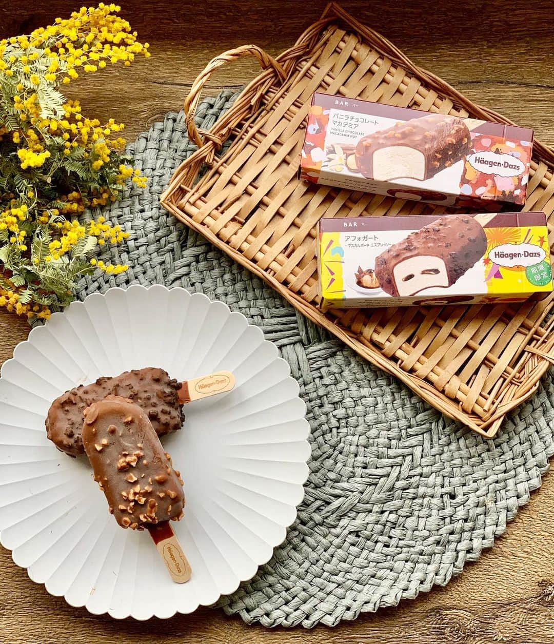 Locariのインスタグラム：「テレワークのぷちブレイクに🍨♡ . . 3月24日（火）より期間限定新発売 イタリア発祥のスイーツ「アフォガート」をハーゲンダッツ風にアレンジした商品が登場♡ . . マスカルポーネバニラアイスクリームにエスプレッソソースを組み合わせ、チョコレートクッキーを散りばめたコーティングで ちょっぴり大人な味を楽しむことができます☺️✨ . バーの限定商品「バニラチョコレートマカデミア」もパッケージをリニューアルして登場🍨  価格：295円（税抜） . . #ハーゲンダッツ#アイス#スイーツ#新商品#アイス部#デザート#おうちじかん #テレワーク」