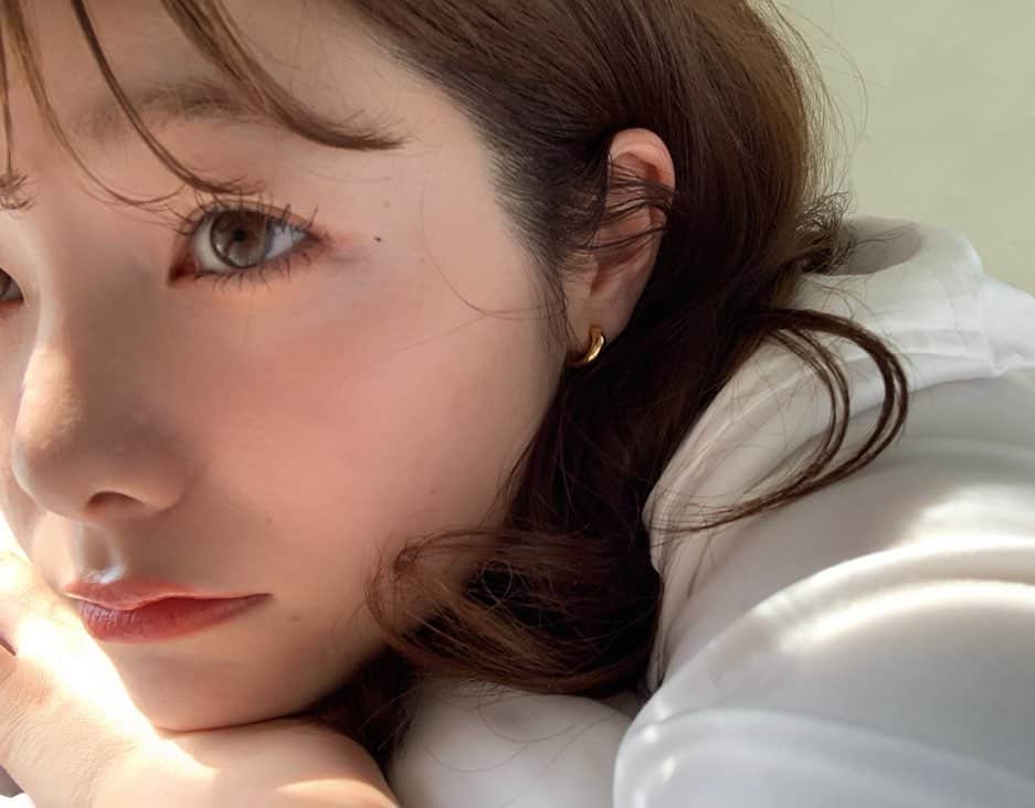 西谷菜々のインスタグラム：「.﻿ 春服にしっくりくる、ゴールドフープのピアス。﻿ ちっちゃくても存在感抜群﻿ こんなの探してた🌸﻿ @gray____accessories ﻿ . たくさんの質問ありがとうございます☺️﻿ メイクやスキンケアの質問が多かったから、﻿ 週末に投稿で細かく解説していこうかな💄﻿ 他にも見たいものあれば答えるので、どしどし質問してね🐤﻿」
