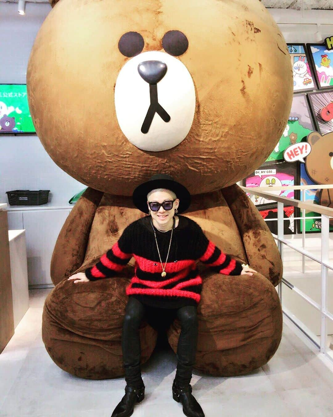 SHUHOさんのインスタグラム写真 - (SHUHOInstagram)「これ欲しいな〜🐻✨﻿ ﻿ でもデカ過ぎるwww﻿ ﻿ ﻿ ﻿ ﻿ I want this so BAD🤣﻿ ﻿ but, too BIG lol﻿ ﻿ ﻿ #line #brown #saintlaurentparis #santlaurent #chanel #thombrowne ﻿ #吉本坂46 #red #fashion #tokyo #dancer」3月27日 17時05分 - shuho_chiba