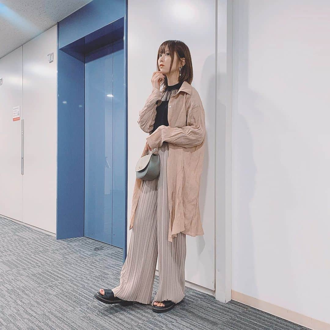 楠ろあさんのインスタグラム写真 - (楠ろあInstagram)「この2日間は日中暖かくて　 @fifth_store の春服を🧚🏻‍♂️ ・ 夜はアウターないと寒いけど春服着れて嬉しい ☺︎ 春まで使えるし着心地最高なので たくさん動くお仕事の日に履いちゃう ・ ・ ・ #fifth #fifthtl #フィフス #カジュアル #プリーツロングワイドパンツ #リネンライクロングシャツ #パンツ #160cm以上コーデ #春コーデ 60%offクーポンでてるよ」3月27日 17時04分 - roa.k6