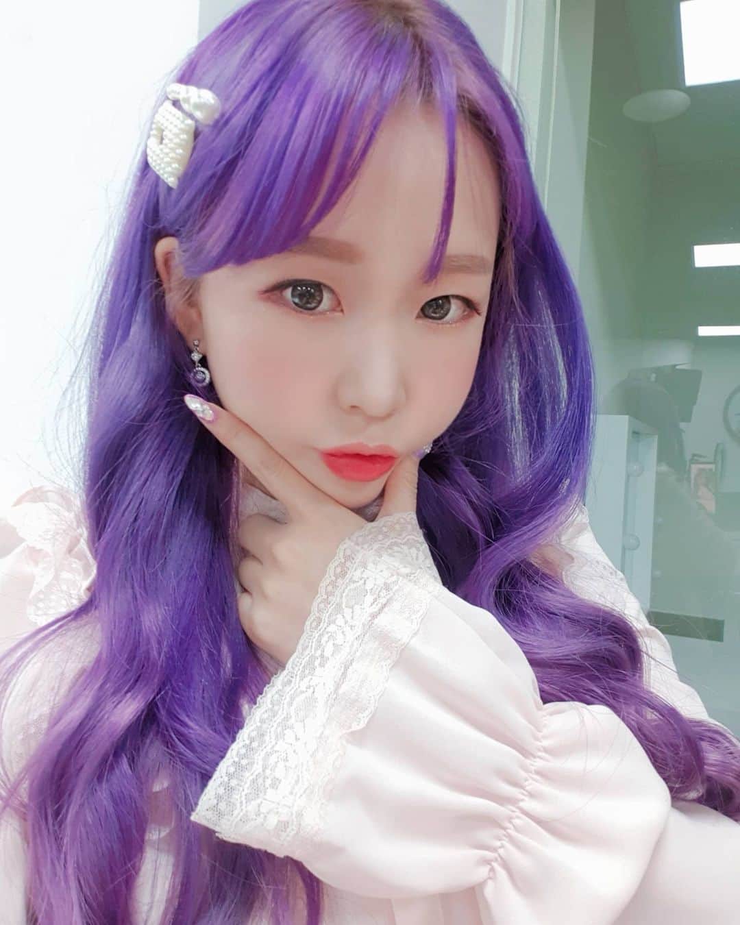 ウェイ のインスタグラム：「머리색 곧 자연스럽게 빠지겠지 ^_^💜?」