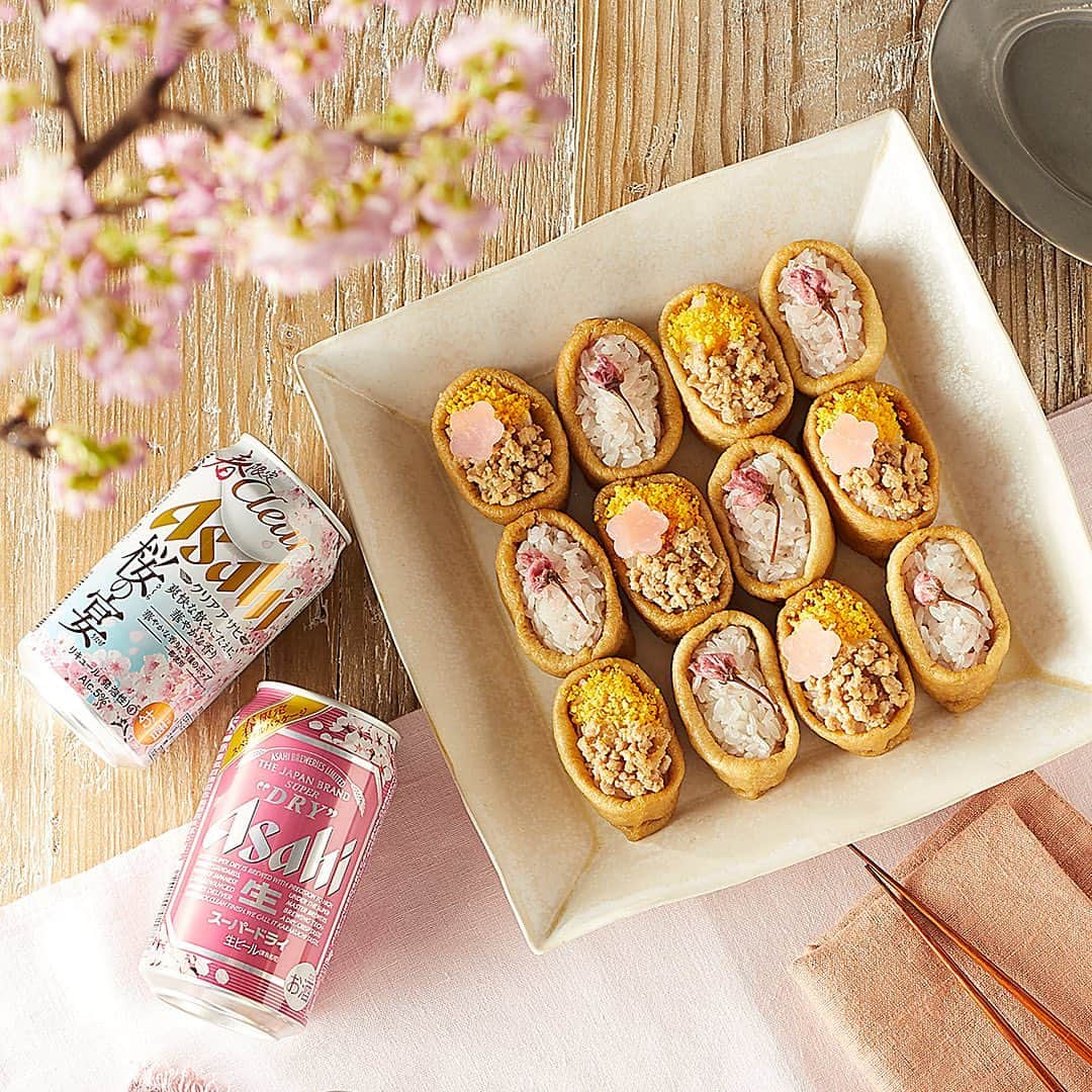 アサヒビールさんのインスタグラム写真 - (アサヒビールInstagram)「【食卓を華やかに🌸オープンいなり🌸】﻿ ﻿ ◆材料（12個分）🍽﻿ ・ご飯（温かいもの）：400g﻿ ・卵：1個﻿ ・豚ひき肉：75g﻿ ・お稲荷さんの皮：12枚﻿ ・赤かぶの甘酢漬け（花形に型抜きしたもの）：適量﻿ ・桜の花の塩漬け：適量﻿ ・寿司酢：大さじ2﻿ ・サラダ油：小さじ1﻿ ・★醤油：小さじ1と1/2﻿ ・★砂糖：小さじ1﻿ ・★みりん：小さじ1﻿ ﻿ ◆作り方🍽﻿ ①ご飯に寿司酢を加え、切るように混ぜて粗熱を取る﻿ ﻿ ②固ゆで卵を作り、フォークで細かく潰してミモザ卵にする﻿ ﻿ ③中火に熱したフライパンにサラダ油を引き、豚ひき肉を炒める﻿ ﻿ ④肉に火が通ったら、★の調味料を加え、汁気がなくなるまで中火で炒める﻿ ﻿ ⑤お稲荷さんの皮に"①"の酢飯を詰め、"②"のミモザ卵、"④"の鳥そぼろ、赤かぶの甘酢漬け、桜の花の塩漬けをお好みで盛りつける﻿ ﻿ ■■■───────﻿ ﻿ みんなが大好きなお稲荷さんをお花見風にアレンジ🌸✨﻿ 華やかでおいしい食卓と楽しいお酒で、盛り上がること間違いなし🍺﻿ ﻿ 他にも好きな具材をのせて、自分流に楽しむのもあり😆﻿ 作ってみたら #アサヒで乾杯 をつけて投稿してね🍻﻿ ﻿ ───────■■■﻿ ﻿ #アサヒビール #アサヒ #asahibeer #asahi #ビール #beer #アサヒスーパードライ #スーパードライ #クリアアサヒ #clearasahi #泡までおいしい #新ジャンル #発泡酒 #期間限定 #春限定 #桜缶 #桜の宴 #乾杯 #春 #桜 #さくらの日 #いなり寿司 #お稲荷さん #レシピ #おうちご飯 #家飲み #晩酌 #🍺 #🍻」3月27日 17時00分 - asahibeer_jp