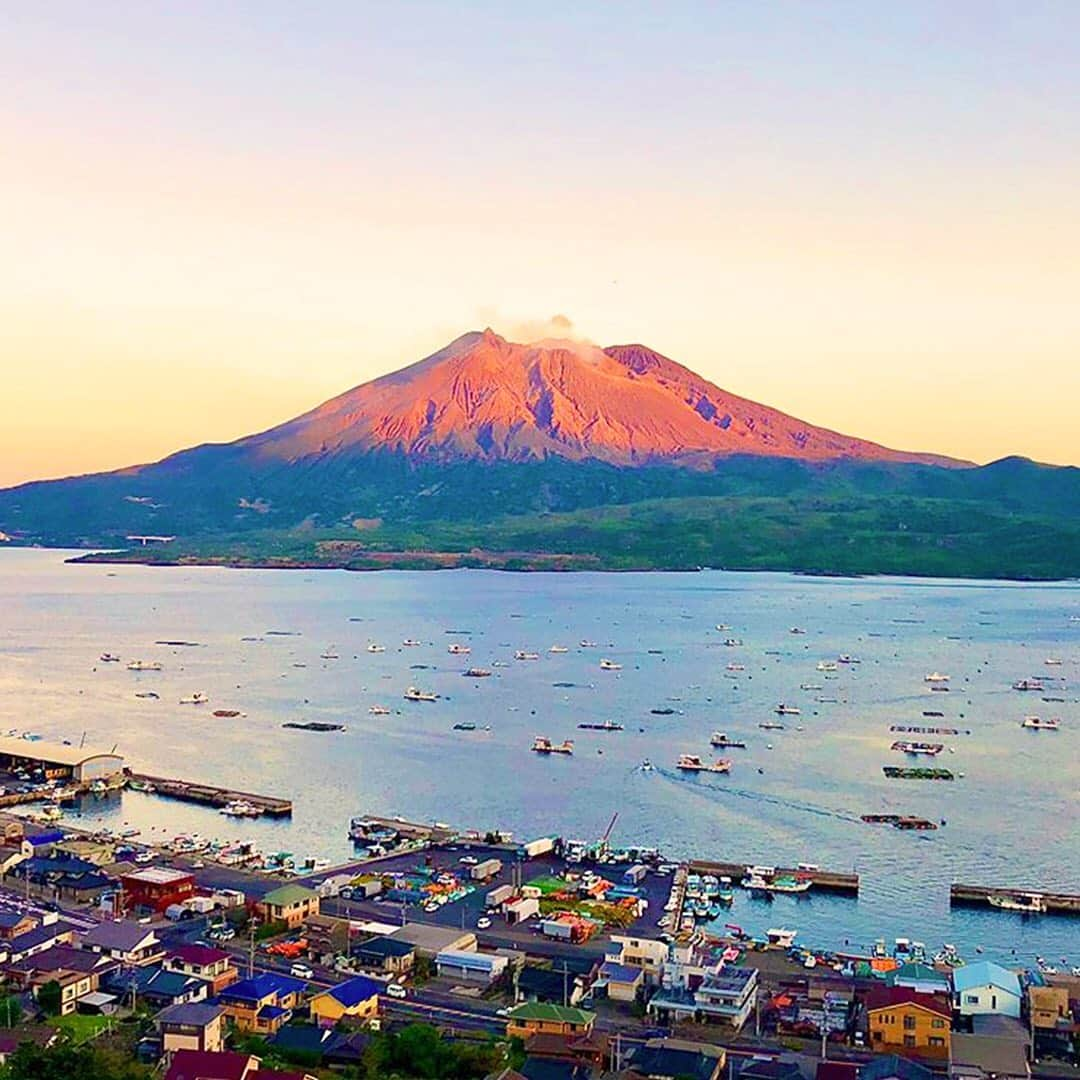 ジェットスター航空さんのインスタグラム写真 - (ジェットスター航空Instagram)「鹿児島のシンボル #桜島 🌋　見る場所や季節によってさまざまな表情を見せてくれます✨ #e旅ブック鹿児島編 は今日でおしまい✈️ 鹿児島グルメやおすすめスポットなど、楽しんでいただけましたか？ ・ 鹿児島へは ✈️東京(成田)から片道¥5,790〜 ✈️名古屋(中部)から片道¥3,580〜　 ジェットスターなら、成田発の国内線路線数も中部発の路線数もLCC No.1‼️ ・ #ジェットスター　#jetstar_japan　#jetstar #etabibook　#e旅ブック鹿児島編 #鹿児島 #鹿児島県 #kagoshima #かごしま #鹿児島旅行 #鹿児島観光　#鹿児島写真部 #九州 #九州旅行 #九州ぐらむ #日本　#Japan　#旅　#旅行　#Travel #LCC　#旅行好きな人と繋がりたい ・ ------------------------ 📷 by @jyuunaruto Special thanks⭐️ ------------------------ ・ *運賃はエコノミークラス「Starter」。支払手数料、空港使用料等が別途必要です。受託手荷物の料金は含まれません。諸条件が適用されます。」3月27日 17時02分 - jetstar_japan