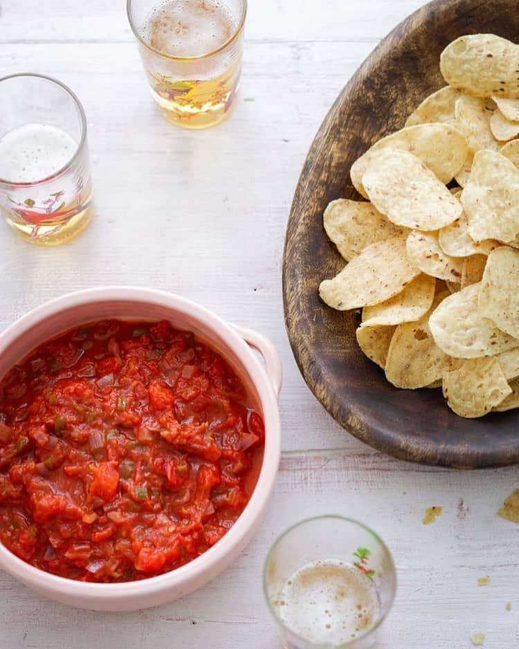 ナイジェラ・ローソンさんのインスタグラム写真 - (ナイジェラ・ローソンInstagram)「‪If you have onion, garlic, chillies and tinned tomatoes, you can make #RecipeOfTheDay. And if you haven’t got chillies, use some chilli flakes. This simple salsa can be spiced as you like, and makes a great sauce for meat, fish, griddled halloumi etc. ‬  And to get the recipe, click on link in bio.  To clarify, proceed as follows: tap on my name, which will take you to a page that has a link on it that says www.nigella.com/instagram. When you click on this link, it will take you to a page of photographs: click on the picture of the recipe in question!  Photograph by @nordljus」3月27日 17時07分 - nigellalawson