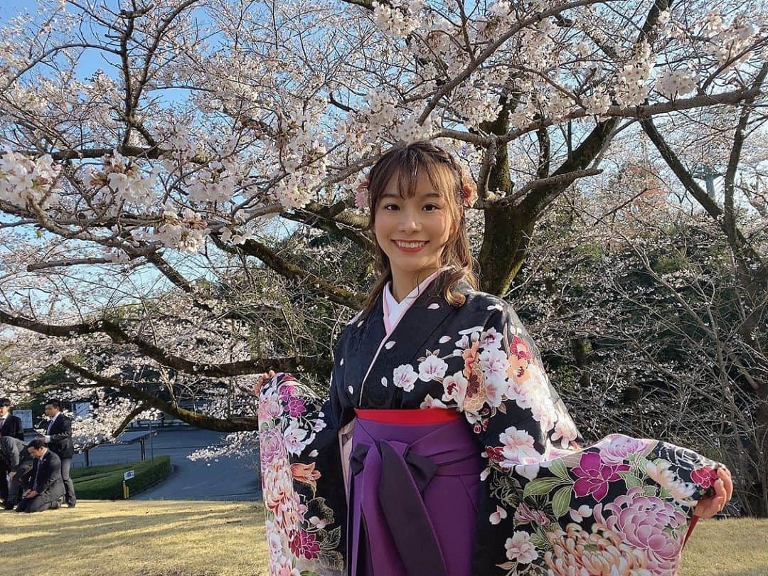 石川結菜のインスタグラム：「2020年3月25日 中央大学を卒業しました🌸 卒業式は中止になってしまったけれど、沢山の人と出会えたこの4年間は私の宝物です。 . 関わってくださった皆さん、ありがとうございました♡ . そして、ここまで育ててくれて、色々な経験をさせてくれた両親には感謝の気持ちでいっぱいです。 . 楽しい学生生活をありがとうございました！ . #中央大学#卒業#卒業式#graduation#桜#多摩キャン#袴#袴ヘア#0325」