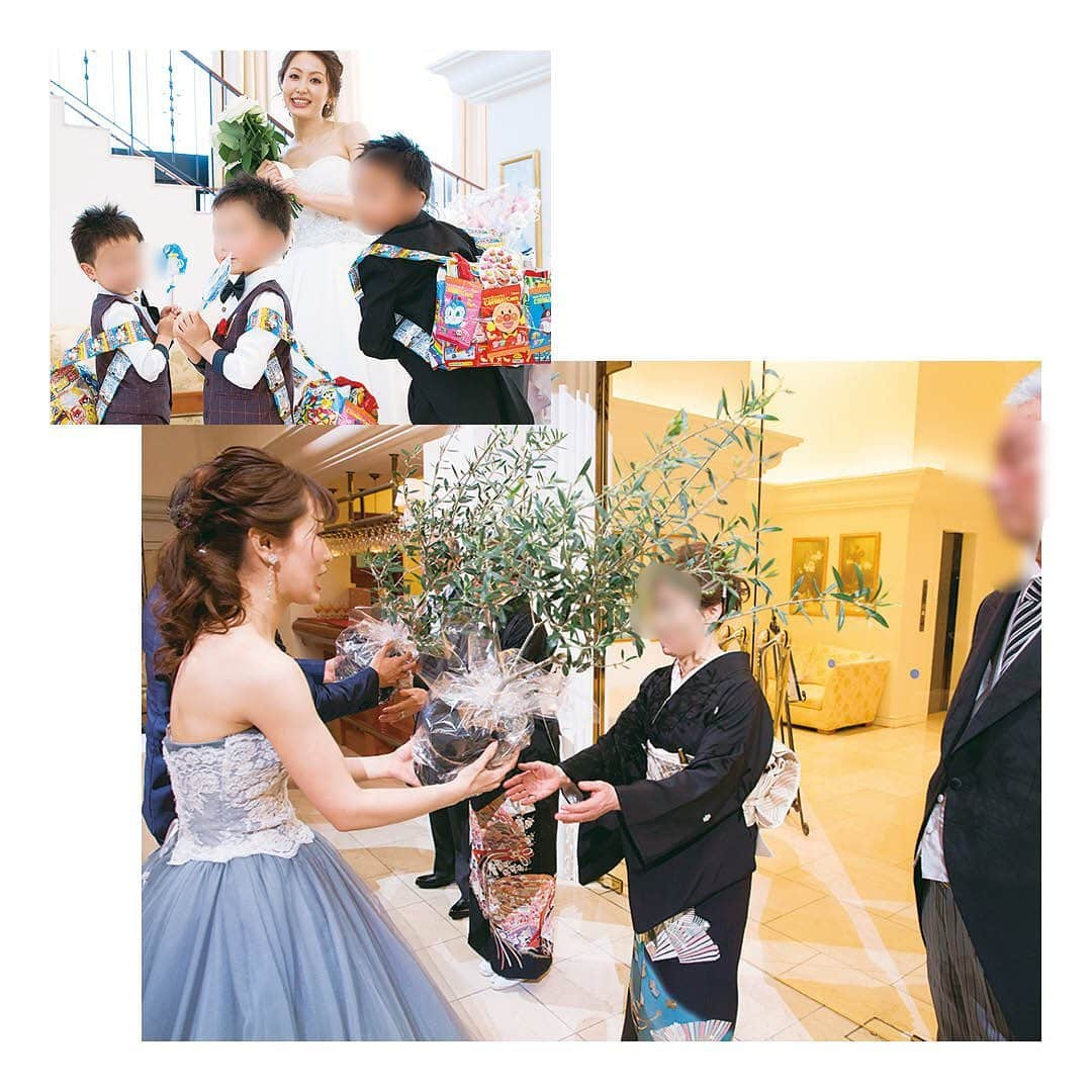 結婚SANKA(けっこんさんか)さんのインスタグラム写真 - (結婚SANKA(けっこんさんか)Instagram)「＼ウエディングレポ／ 『ゲストが参加できる工夫いっぱい！私たちも楽しかったです！』富山県砺波市　Yさん＆Mさんカップル . ヴィラ・グランディス ウエディングリゾート富山 . 新郎が12人のゲストからバラを一輪ずつ受け取ってブーケを作り、新婦に贈るという「ダーズンローズ」の儀式で人前式を行った二人🌹幸せいっぱいのセレモニーを終え、笑顔で退場！ . 挙式後は、ゲストからペーパーシャワーの祝福を受けました。ペーパーは、新婦Mさんが折り紙を小さく折ってDIY。太陽の光がキラキラ反射して、とても素敵なシーンに🌟 . ずっとやりたかったというバルーンリリースの演出も🎈「ゲストとの一体感があって楽しかった」と二人。結婚が決まっていたり、もうすぐ結婚するという女性ゲストに、ミニブーケをプレゼントしました💐 . 披露宴の入場は、ムービーの上映後に2階のバルコニーから！ドラマチックな体験に「まるでヒロインの気分」と新婦Mさん。 . 『こんなの見たことない！』と楽しい式にしたかった新婦Mさん。定番のケーキ入刀の演出を「バームクーヘン」に、ブーケプルズの演出を「ゴムパッチンプルズ」にするなど、みんなが参加できて楽しめるものにチェンジ！ . ゲストや両親へ感謝の気持ちも忘れずに。子どもゲストにはお菓子のリュックを、両親へはオリーブの木をプレゼントしました🎁 . . . . 結婚SANKAがつくるWebマガジンmarricoでは、ヴィラ・グランディス ウエディングリゾート富山や、そのほかの会場で挙げた北陸カップルのリアルな結婚式をたくさんレポートしています！ . @kekkonsanka_weddingのURLからmarricoのウエディングレポへ . . about 結婚SANKA . 石川・富山・福井の花嫁のための結婚準備メディアです 雑誌とWebサイト、Webマガジン「marrico」の3つで、北陸花嫁に役立つ地元の結婚準備情報を発信中です . . ＼北陸花嫁を応援／ ただいま、結婚SANKAのWebサイトからブライダルフェアを予約＆参加で、最大16,000円分のギフトカードをもれなく全員にプレゼント中。 結婚準備、新生活、息抜きデートに使ってください https://kekkonsanka.com .」3月27日 17時35分 - kekkonsanka_wedding