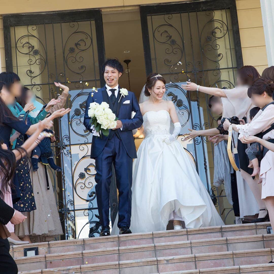 結婚SANKA(けっこんさんか)さんのインスタグラム写真 - (結婚SANKA(けっこんさんか)Instagram)「＼ウエディングレポ／ 『ゲストが参加できる工夫いっぱい！私たちも楽しかったです！』富山県砺波市　Yさん＆Mさんカップル . ヴィラ・グランディス ウエディングリゾート富山 . 新郎が12人のゲストからバラを一輪ずつ受け取ってブーケを作り、新婦に贈るという「ダーズンローズ」の儀式で人前式を行った二人🌹幸せいっぱいのセレモニーを終え、笑顔で退場！ . 挙式後は、ゲストからペーパーシャワーの祝福を受けました。ペーパーは、新婦Mさんが折り紙を小さく折ってDIY。太陽の光がキラキラ反射して、とても素敵なシーンに🌟 . ずっとやりたかったというバルーンリリースの演出も🎈「ゲストとの一体感があって楽しかった」と二人。結婚が決まっていたり、もうすぐ結婚するという女性ゲストに、ミニブーケをプレゼントしました💐 . 披露宴の入場は、ムービーの上映後に2階のバルコニーから！ドラマチックな体験に「まるでヒロインの気分」と新婦Mさん。 . 『こんなの見たことない！』と楽しい式にしたかった新婦Mさん。定番のケーキ入刀の演出を「バームクーヘン」に、ブーケプルズの演出を「ゴムパッチンプルズ」にするなど、みんなが参加できて楽しめるものにチェンジ！ . ゲストや両親へ感謝の気持ちも忘れずに。子どもゲストにはお菓子のリュックを、両親へはオリーブの木をプレゼントしました🎁 . . . . 結婚SANKAがつくるWebマガジンmarricoでは、ヴィラ・グランディス ウエディングリゾート富山や、そのほかの会場で挙げた北陸カップルのリアルな結婚式をたくさんレポートしています！ . @kekkonsanka_weddingのURLからmarricoのウエディングレポへ . . about 結婚SANKA . 石川・富山・福井の花嫁のための結婚準備メディアです 雑誌とWebサイト、Webマガジン「marrico」の3つで、北陸花嫁に役立つ地元の結婚準備情報を発信中です . . ＼北陸花嫁を応援／ ただいま、結婚SANKAのWebサイトからブライダルフェアを予約＆参加で、最大16,000円分のギフトカードをもれなく全員にプレゼント中。 結婚準備、新生活、息抜きデートに使ってください https://kekkonsanka.com .」3月27日 17時35分 - kekkonsanka_wedding