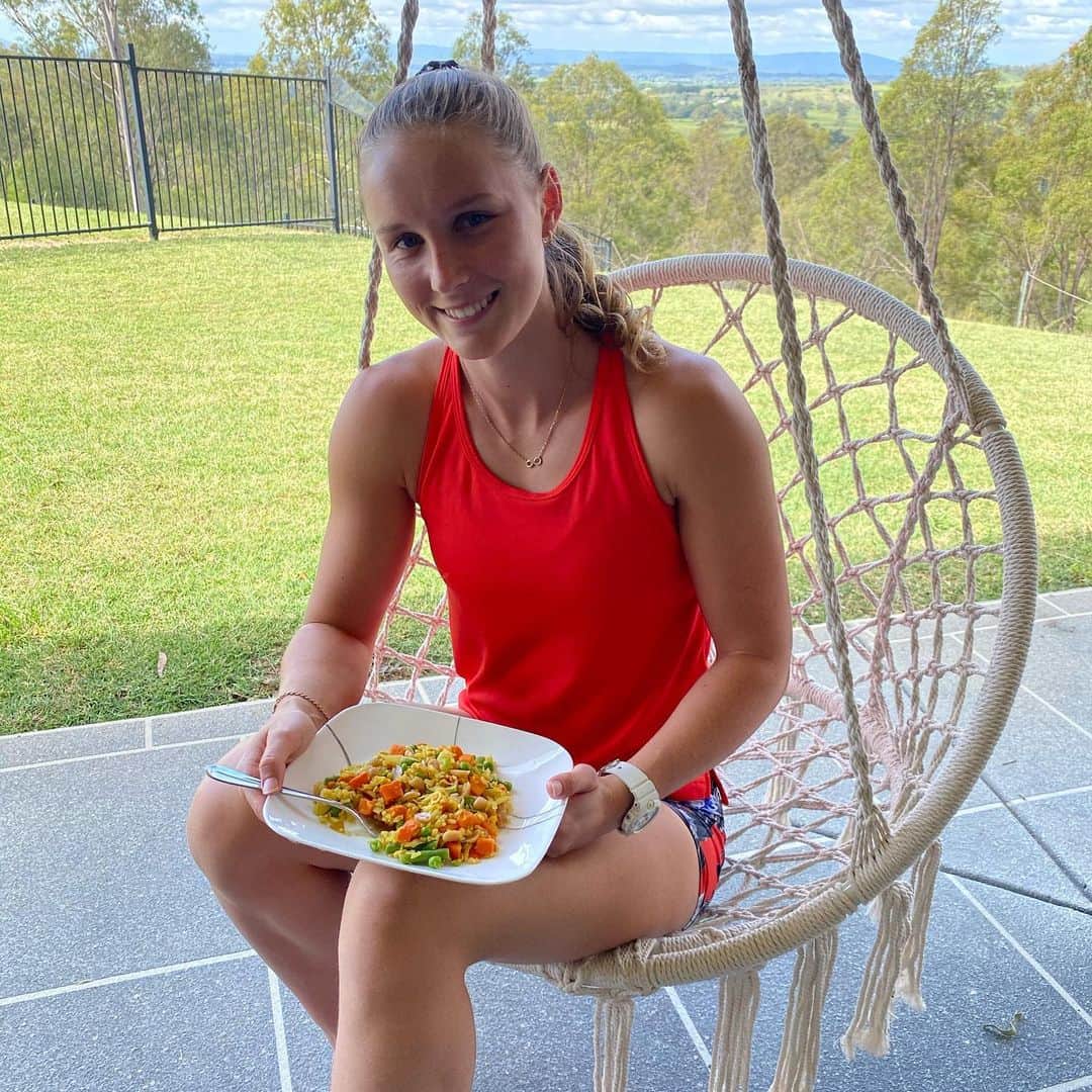 ライリー・デイのインスタグラム：「Pretty much all I’ve been doing lately 😌  @chefgood makes it pretty easy to have meals without going to grocery stores at this time! use code ‘RILEY25IG’ for a discount」