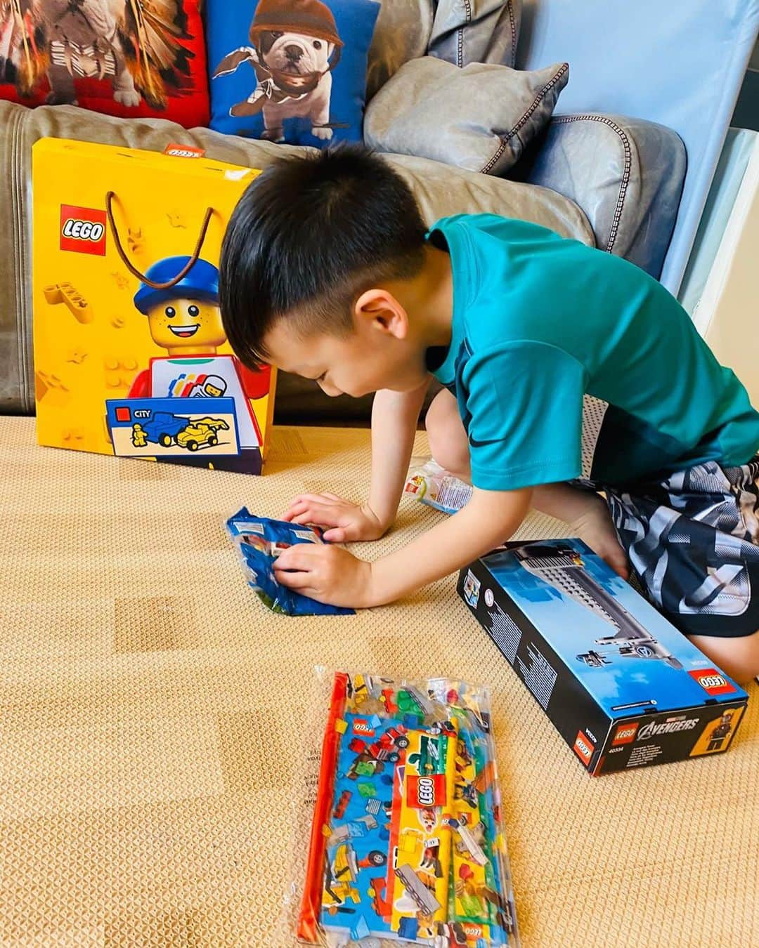 ビビアン・スーさんのインスタグラム写真 - (ビビアン・スーInstagram)「你開心我就開心🤣好驚喜～ #thankyouLEGO #LEGO #兒童節活動3/27開跑 #台灣樂高 #LEGOTaiwan #兒童節驚喜包」3月27日 17時36分 - vivianhsu.ironv