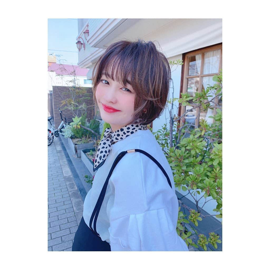 ena..*加藤 恵梨奈さんのインスタグラム写真 - (ena..*加藤 恵梨奈Instagram)「﻿ ﻿ ﻿ ﻿ OSAKA 撮影📸﻿ ﻿ まだまだ活動してまっせ🥰🤘🏾﻿ ﻿ ﻿ 今日から何日か雨☔が続くね﻿ 雨の日は家の大掃除・模様替えが日課に！！！﻿ ﻿ 理想の部屋までまだまだやらなあかん事沢山ッ﻿ 頑張るぞぉおおおお﻿ ﻿ ﻿ ﻿ #大阪 #osaka #堺 #三国ヶ丘 #salon #salonstyle #サロンスタイル #ホットペッパービューティー #hair #hairstyle #short #shorthair #ヘアスタイル #ショートヘア #大人カジュアル #インフルエンサー #インスタグラマー #ena_pi﻿」3月27日 17時48分 - e_n_a_p_i