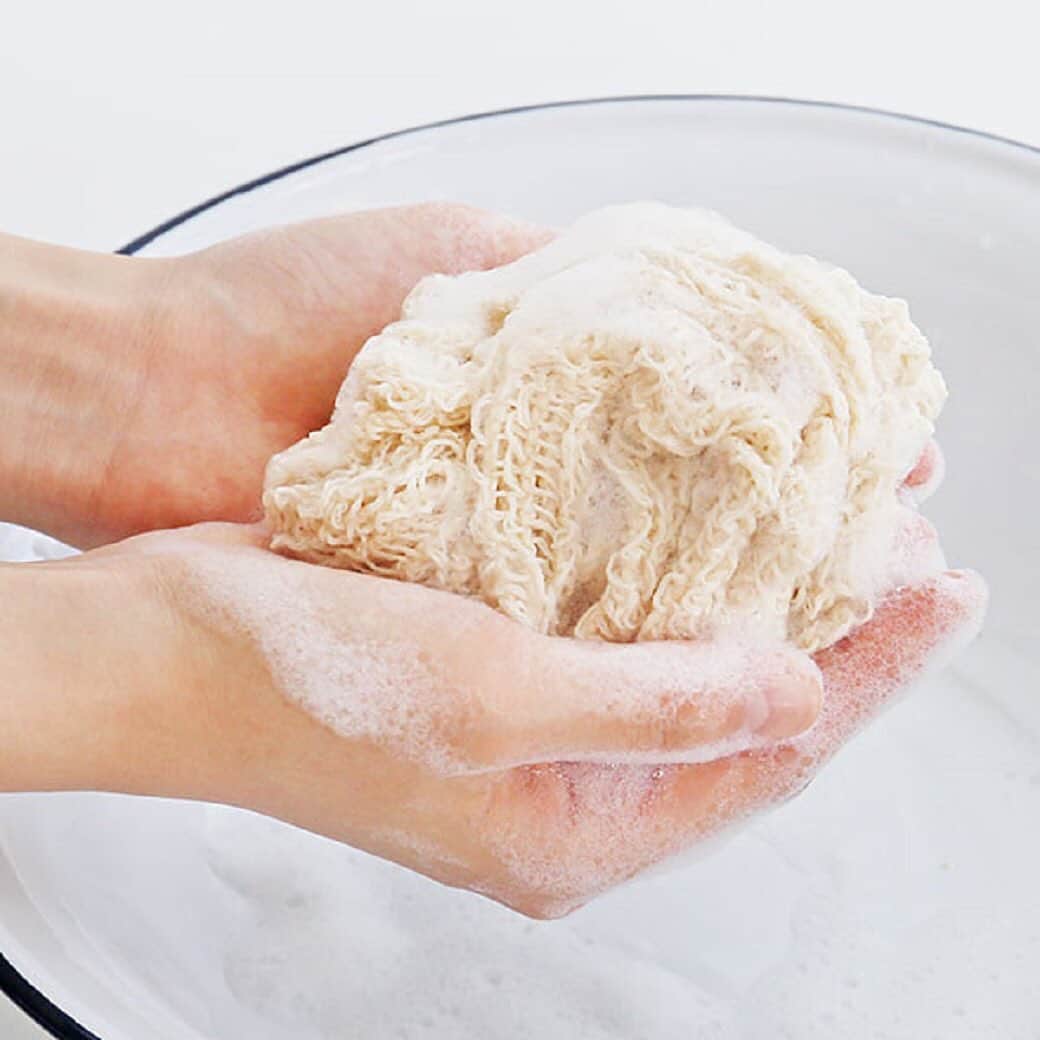 LOHACO（ロハコ）さんのインスタグラム写真 - (LOHACO（ロハコ）Instagram)「＼【LOHACO限定】ボディタオルが新登場📢／硬さと素材でお好みの肌触りが選べます🎵 ﻿ ﻿ 素材は、「天然キトサン配合」と「オーガニックコットン綿100％」の2種類をご用意☀️ ﻿ ﻿ 「天然キトサン配合」は、「キトサン」が繊維上の菌の増殖を抑制し、防臭効果を示す抗菌防臭性の働きがあるボディタオルです🛁 ﻿ ﻿ ナイロンとポリエステルを配合し、サッパリとした洗い心地を実現✨さらに、泡立ちが良く、泡切れ、水切れも良いので、すすぎが簡単で乾きも早く衛生的です☘️ ﻿ ﻿ 天然キトサン配合のボディタオルは、肌触りタイプが全3種類❣️ ﻿ ﻿ 【やわらかめタイプ】 優しく洗えるので、肌の弱い方にオススメ！ ﻿ ﻿ 【ふつうタイプ】 お肌に心地よいシャリ感で洗いたい方にぴったり！ ﻿ ﻿ 【かためタイプ】 しっかりしたシャリ感でゴシゴシ洗いたい方に！ ﻿ ﻿ ﻿ 「オーガニックコットン綿100％」は、手摘みで収穫された上質なオーガニックコットン100%を使用した、天然素材の体洗いタオルです🛁 ﻿ ﻿ ふんわりと撚った糸なので、ソフトな肌ざわりが特徴😊 ﻿ ﻿ さらに、漂白や染色は行っていないのでお肌にやさしく、なめらかな泡で心地よく洗えますよ💚 ﻿ ﻿ ﻿ 是非、チェックしてみてください♪ ﻿ ﻿ ＿＿＿＿＿＿＿＿＿＿＿＿＿＿ ﻿ ﻿ ▼Instagramで紹介した写真の詳細は プロフィール @lohaco.jp から♪ ﻿ ﻿ ▼商品のURLはこちら https://685.jp/2WIV2wO ﻿ ＿＿＿＿＿＿＿＿＿＿＿＿＿＿＿ ﻿ ﻿ ﻿ #LOHACO限定 #ロハコ限定 #オリジナル商品 #ボディタオル #バス用品 #バスルーム #お風呂 #お風呂グッズ #体洗いタオル #コットン #オーガニックコットン #コットン100 #コットン100パーセント #オーガニックコットン100 #天然素材 #暮らし #くらし #なんでもロハコ #ロハコ #LOHACO #lohacobyaskul #askul #アスクル」3月27日 17時40分 - lohaco.jp