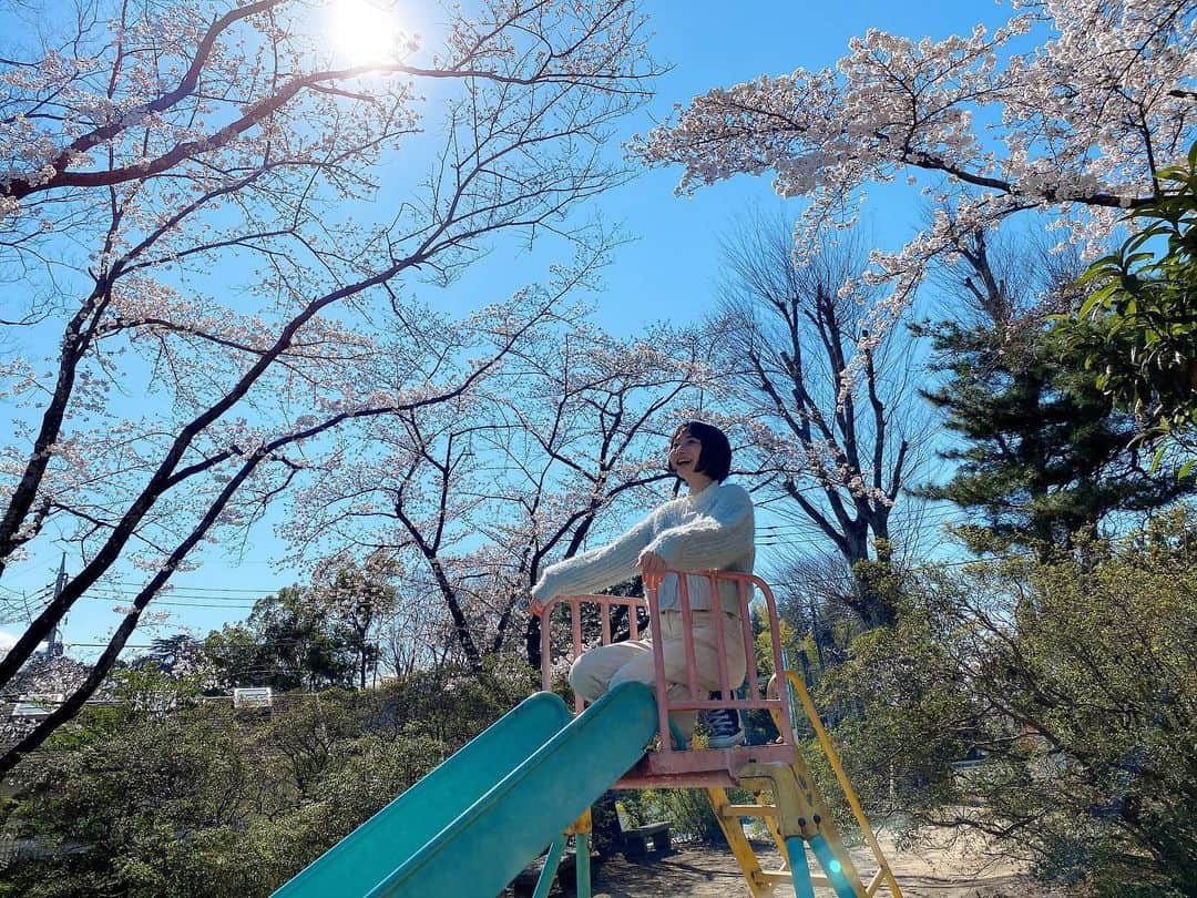 小室ゆらさんのインスタグラム写真 - (小室ゆらInstagram)「.﻿ ﻿ ﻿ 桜とすべり台と私👼🏻💭﻿ ﻿ この日はほんとに晴天で風も気持ちよかったな ︎︎︎︎✌︎﻿ すべり台の上に登ると﻿ 桜に手が届きそうでした🌸(意外と高い)﻿ ﻿ ﻿ 明日の #王様のブランチ は﻿ エンタメコーナーにちょこっと出演します🥱♡﻿ スタジオにもいるので見つけてねっ﻿ ﻿ ﻿ .」3月27日 17時41分 - komuro_yura_official