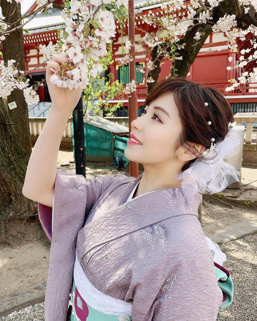 宮下舞花さんのインスタグラム写真 - (宮下舞花Instagram)「先日お着物を着て、少しだけ桜をみました！お花見は禁止されているから写真だけ🌸」3月27日 17時44分 - maikamaimaika