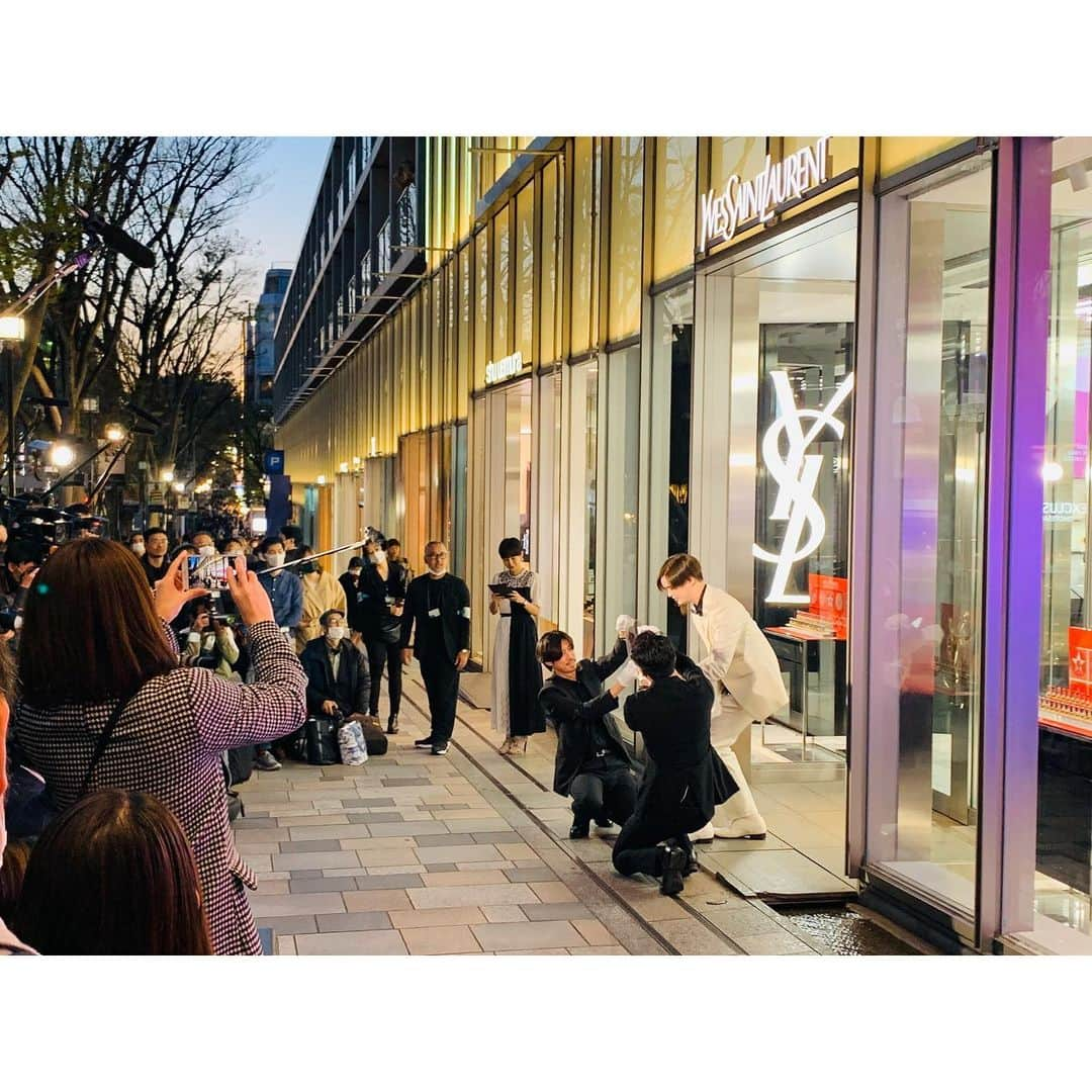 Matt（マット）さんのインスタグラム写真 - (Matt（マット）Instagram)「・ YSL omotesandoがオープン！ テープカットをさせていただきました✨ ほんとはローラちゃんとやる予定だったんだけど 叶わなくて残念😭😭😭 また次回一緒にイベントやろうね😘 普段からyslのものを沢山使ってるから 携わることができて嬉しかった！ みんなも是非行ってみてね💖 いま外に出れないから YSLのオンラインショップでもお買い物できます❤︎ リップもサイトで体験できるからやってみてね👌🏻 思いやりを大切にして生きましょう✨ #yslbeauty  #ysllipstick  #omotesando」3月27日 17時45分 - mattkuwata_official2018