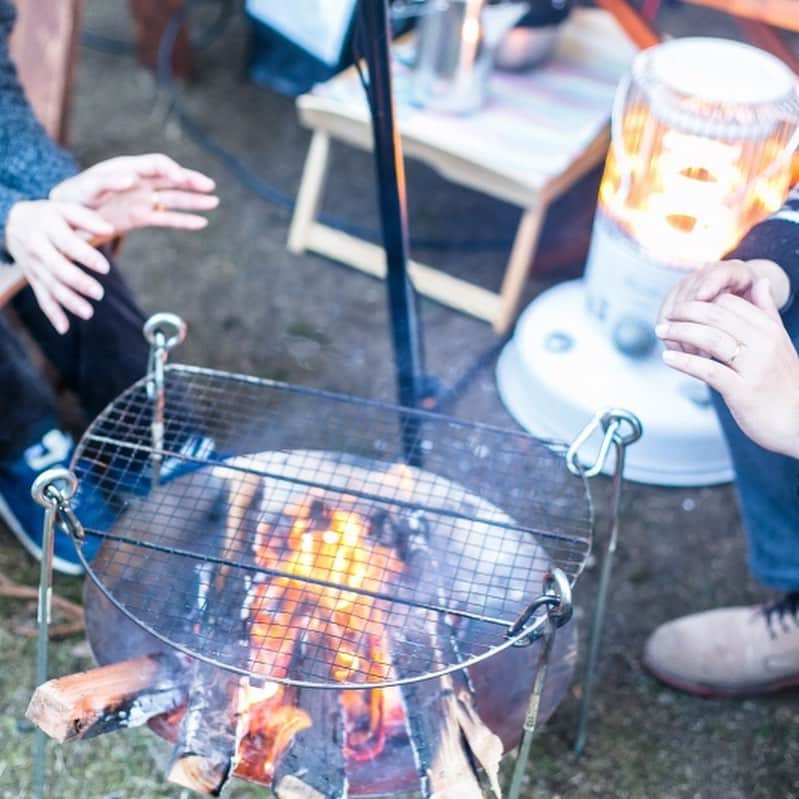 キャンプ情報サイト［ランタン］さんのインスタグラム写真 - (キャンプ情報サイト［ランタン］Instagram)「CAMP SMILE STYLE ／ コールマンのファイアーディスク で焚き火を楽しむ ＼ いろんなキャンパーのキャンプスタイルを現地取材と一般キャンパーからの投稿で数多く掲載してます。 . . 詳しくは @lantern.camp  webサイトをご覧ください . . #camp #camping #outdoor #travel #trip #lantern_smile #nature #キャンプ #キャンプ用品 #アウトドア #テント #自然 #旅行 #キャンプ初心者  #キャンプ好きな人と繋がりたい #かぶとの森テラス #ファイアーディスク #コールマン #テントファクトリー #スノーピーク #ヴォールト #エントリーttパック #デュオキャンプ #デュオ」3月27日 17時46分 - lantern.camp
