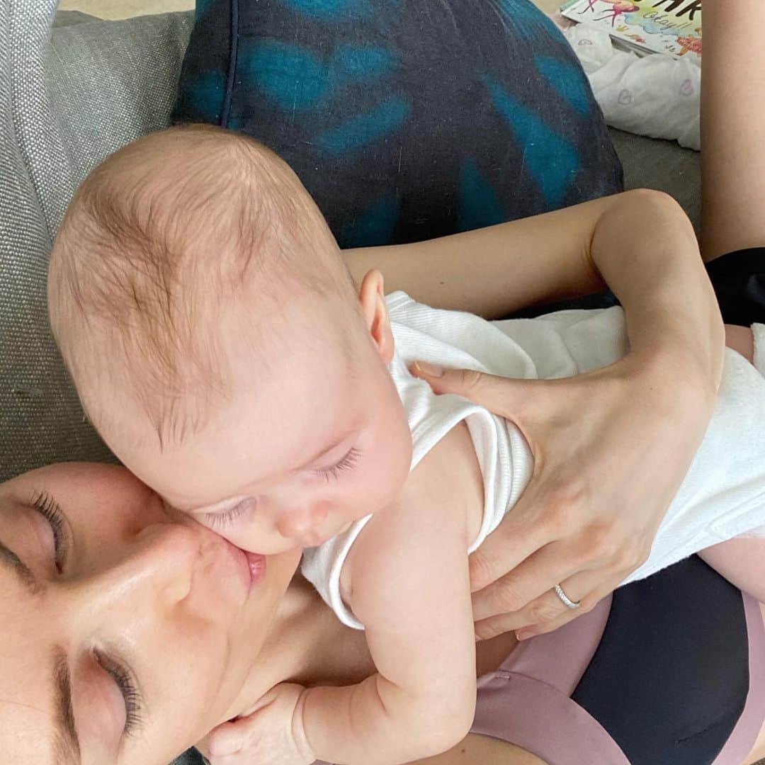 ジェニファー・ホーキンスのインスタグラム：「Snuggling #frankieviolet💕💕💕 #stayhome」