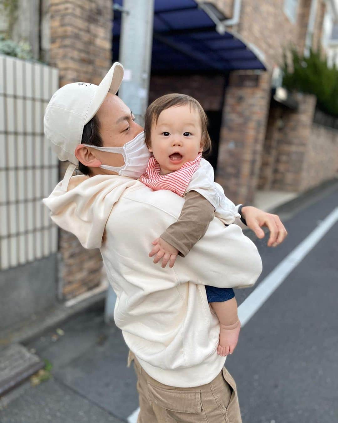 黒澤かなえさんのインスタグラム写真 - (黒澤かなえInstagram)「パパとボク 子分のようにパパを扱う息子😈 #先週末の思い出  とうとう 今週末は東京も不要不急の外出禁止令 まさかこんなことになるとはー。  毎日増加し続けるコロナ感染の情報に 心身共に滅入ってしまいそうになりますが、 こんな時だからこそ 気を落とさず心身は元気で居たいものです ．  週末の息子の入園式も中止。 こんな事態だから仕方ない。  あっという間に 入園前最後の週末になってしまいました。 生まれてから今まで ずっと一緒に居た息子と過ごす最後の週末なので 今できる方法でお家で楽しく過ごします👨‍👩‍👦 ．  自粛しながらも心身は元気に！ みなさまも 思い思いの充実した時間をお過ごし下さい🌸 ．  #週末#家族の時間#パパと息子#生後10ヶ月#男の子パパ#男の子ママ#里帰り出産#令和ベビー#ベビー#男の子#やんちゃボーイ」3月27日 17時56分 - k_kana