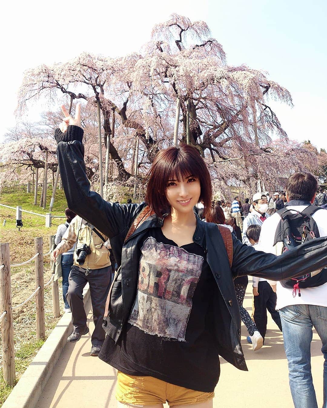 浅乃ハルミさんのインスタグラム写真 - (浅乃ハルミInstagram)「今日は #さくらの日🌸 らしいですよ！ なので懐かしい画像を。今はもう #ショートパンツ 穿いて出かけることなんてなくなりましたが…。 #桜の日 #さくらの日 #さくらガール #三春滝桜  #滝桜  #cherryblossom  #waterfallcherry」3月27日 17時50分 - harumiasano_