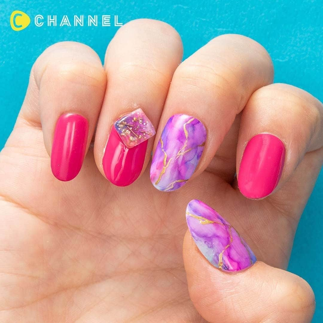 C CHANNEL-Beautyさんのインスタグラム写真 - (C CHANNEL-BeautyInstagram)「アートインクでタイルを作る💠パーツニュアンスネイル💅 . 💖Follow me👉 @cchannel_beauty 🎵 💋Check👉 @cchannel_girls 🎶 💄C CHANNELのアプリもよろしくお願いします😊💕 . アートインクとミクスチャーを合わせてパーツをDIY!  どこにも売っていない、自分だけのネイルを楽しんで♡ . 【手順】 1.アクリルパウダーで、四角を平たく作る。 2.白いジェルを塗る。 3.マットコートを塗る。 4.アートインクをにじませながら塗る。 5.クリアジェルを塗って、パーツをのせる。 6.アクリルパウダーを重ねる 7.クリアジェルでコーティングする。 8.ピンクのジェルを爪に2度塗りする。 9.アクリルパウダーで作ったパーツをのせる。 10.爪部分をコーティングして完成。 . produced by esNAIL ＠esnail_japan . ネイルモデル募集 ネイルモデル紹介 http://nailsalonschool.com/ . . #ネイル#ネイルアート#ネイルデザイン#個性派ネイル#マニキュア#ネイルチップ#ネイル好きな人と繋がりたい#ネイル動画#ネイルデザイン2020#cchanネイル#nails#nailart#nail#nailstagram#naildesigns#nailfashion#nailsnailsnails#ジェルネイルデザイン#ネイルパーツ#アクリルネイル#ニュアンスネイル#インクネイル#リキッドネイル#3Dネイル#立体ネイル#ネイルやり方#カラフルネイル#オリジナルネイル#個性的ネイル」3月27日 17時55分 - cchannel_beauty