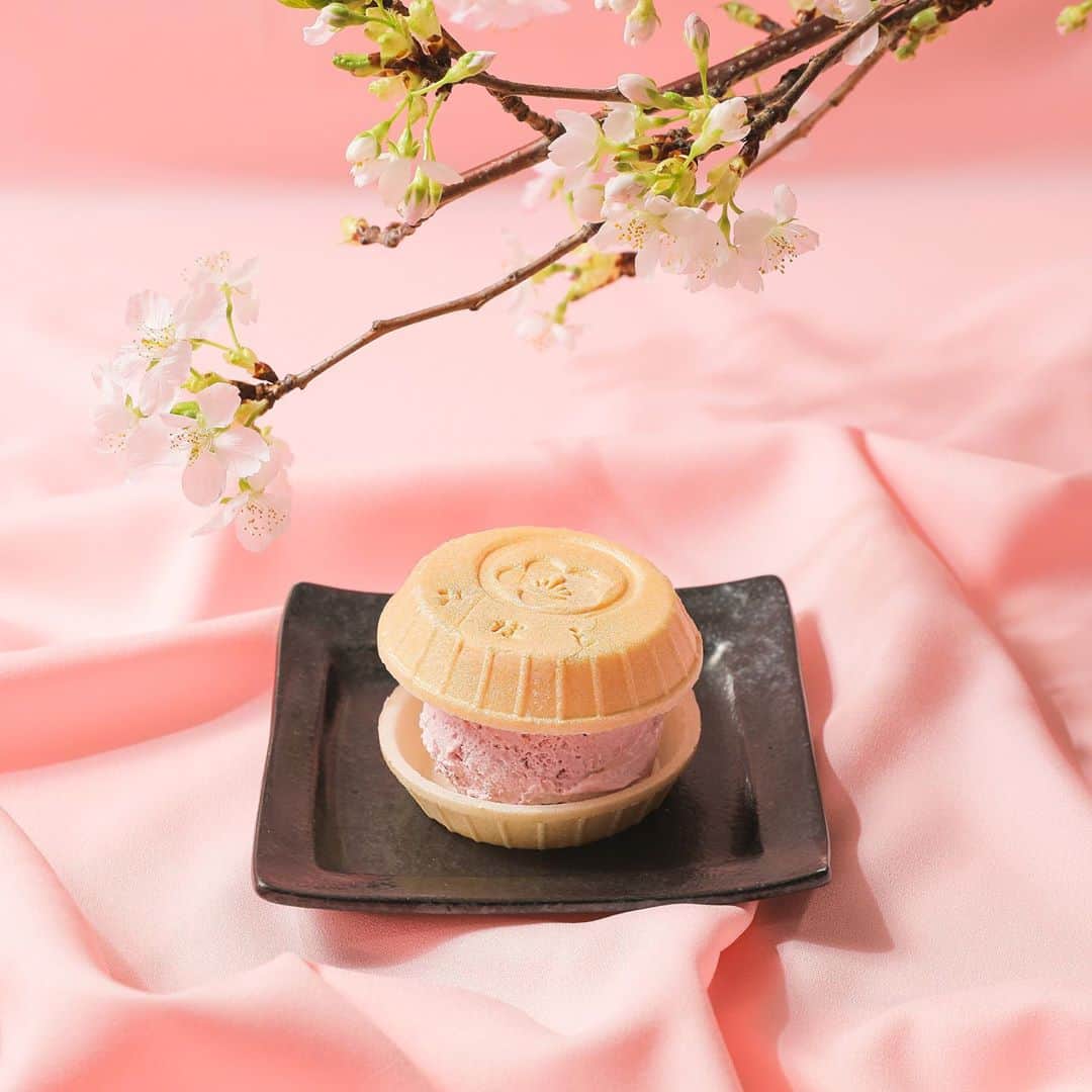 アトレ上野（atre ueno）さんのインスタグラム写真 - (アトレ上野（atre ueno）Instagram)「今日はおやつタイムを楽しみながらお花見🌸 カルディ コーヒーファーム人気のオリジナルコーヒー「マイルドカルディ」のドリップタイプでほっと一息♫ 一個ずつ包装されているから、持ち運びもオッケーだね🐼✨ あんみつ みはしの「桜最中」は桜の花や葉の塩気とクリーミィなアイスがマッチしていて美味しいんだ🌸💕 食べ歩きのみ販売していて、何個も食べれちゃいそうなくらい美味しいよ🐾✨ . . カルディ コーヒーファーム(EAST 地階） カフェ カルディ ドリップコーヒー マイルドカルディ(桜柄）・・・¥448(税込)  あんみつ みはし(WEST 1F) 桜最中・・・¥270(税込) . . We are enjoying sakura with snacks today🌸 The Kaldi popular drip coffee “mild kaldi” is individual wrapping so it’s easy to take with you🐼✨ “Sakura Monaka” from Mihashi has sakura petals’ savory flavor and a creamy ice cream which is so good🌸💕 I can eat a lot! Go give it try🐾✨ . . 今天在下午茶的時間去賞櫻花🌸 我點了在KALDI有人氣的原創「Mild KALDI」的滴式咖啡♫ 這個是單獨包裝，所以在外面也很方便🐼✨ 豆沙水果涼粉 Mihashi的「桜最中」的櫻花片和有點鹽味道的葉子跟冰淇凌搭配非常美味🌸💕 就像吃了很多東西一樣口感非常豐富，你們一定要來嚐一下喔🐾✨ . . #上野 #アトレ上野 #アトレ #atre #atreueno #パンダ #上野パンダ #上野散策 #熊猫 #東京観光 #PANDA #🐼 #ueno #tokyotour #ぬい撮り #カルディ #kaldi #あんみつみはし #mihashi #上野公園 #uenopark #お花見2020 #お花見 #sakura #hanami #和スイーツ #桜スイーツ #sakurasweets #春スイーツ #お花見デート」3月27日 18時05分 - atre.ueno