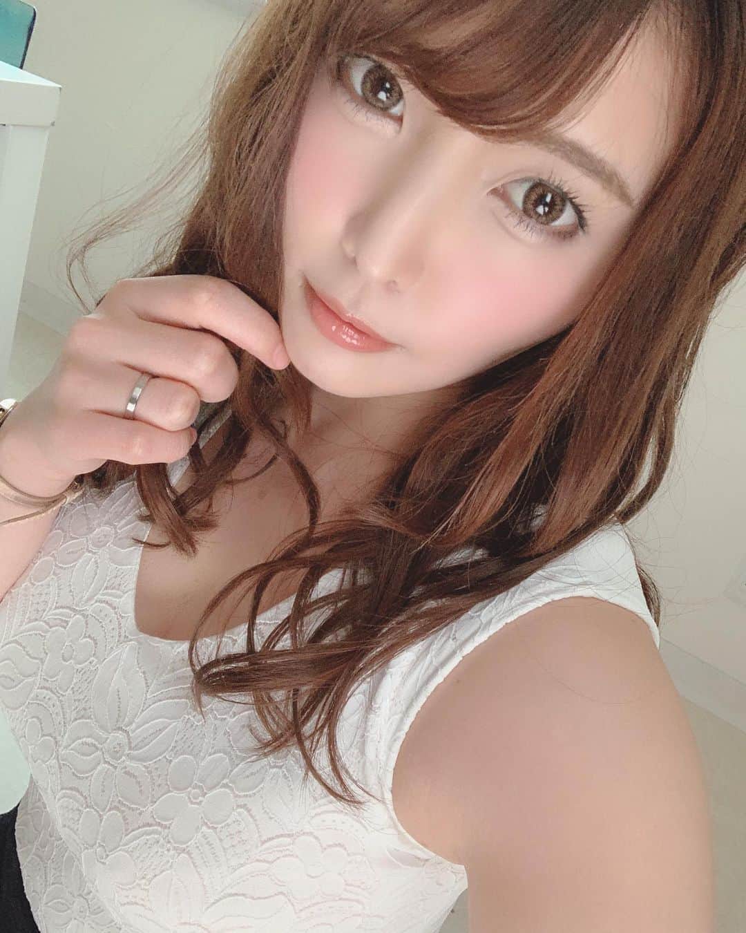 新村あかりのインスタグラム：「今日はハードな撮影だったけど、楽しく終わりました💕 久々にお会いした監督さんに女度が上がったって言われて嬉しかったなぁ…(*´꒳`*)」