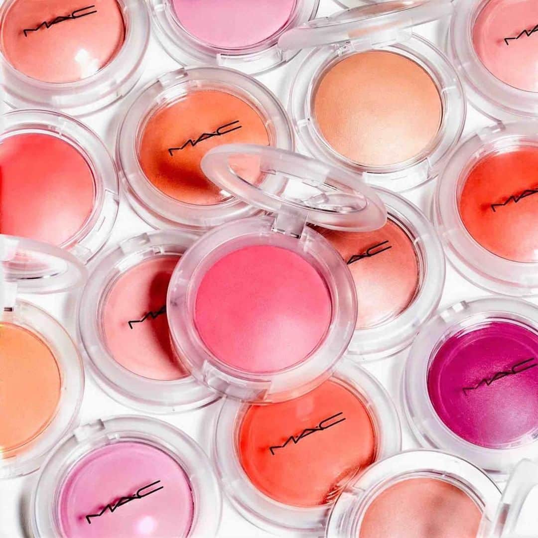 M∙A∙C Cosmetics Japanのインスタグラム：「【本日発売】﻿ 弾力のある新感覚テクスチャーのチーク、 ﻿グロープレイ ブラッシュが新登場！﻿ ㅤ﻿ 全11色のシェードは、簡単にブレンド可能で﻿ なめらかなツヤと輝きを演出✨﻿ シアー～ミディアムまで自在な仕上がりを楽しんで。﻿ ㅤ﻿ ㅤ REGRAM: @maccosmetics  ㅤ﻿ㅤ #MACGlowPlay﻿ #MACグロープレイブラッシュ﻿ ㅤ﻿ㅤ #MACCosmeticsJapan #MACCosmetics #MAC #MACコスメ #コスメ #メイク #化粧品 #デパコス #コスメ部 #コスメ好きさんと繋がりたい #コスメ紹介 #おすすめコスメ #新作コスメ #春メイク #春コスメ #ピンクメイク #チーク #クリームチーク #ピンクチーク #オレンジチーク #ベージュチーク #コーラルチーク #血色 #血色感 ＃トレンド #トレンドメイク #MACGlowPlayBlush」