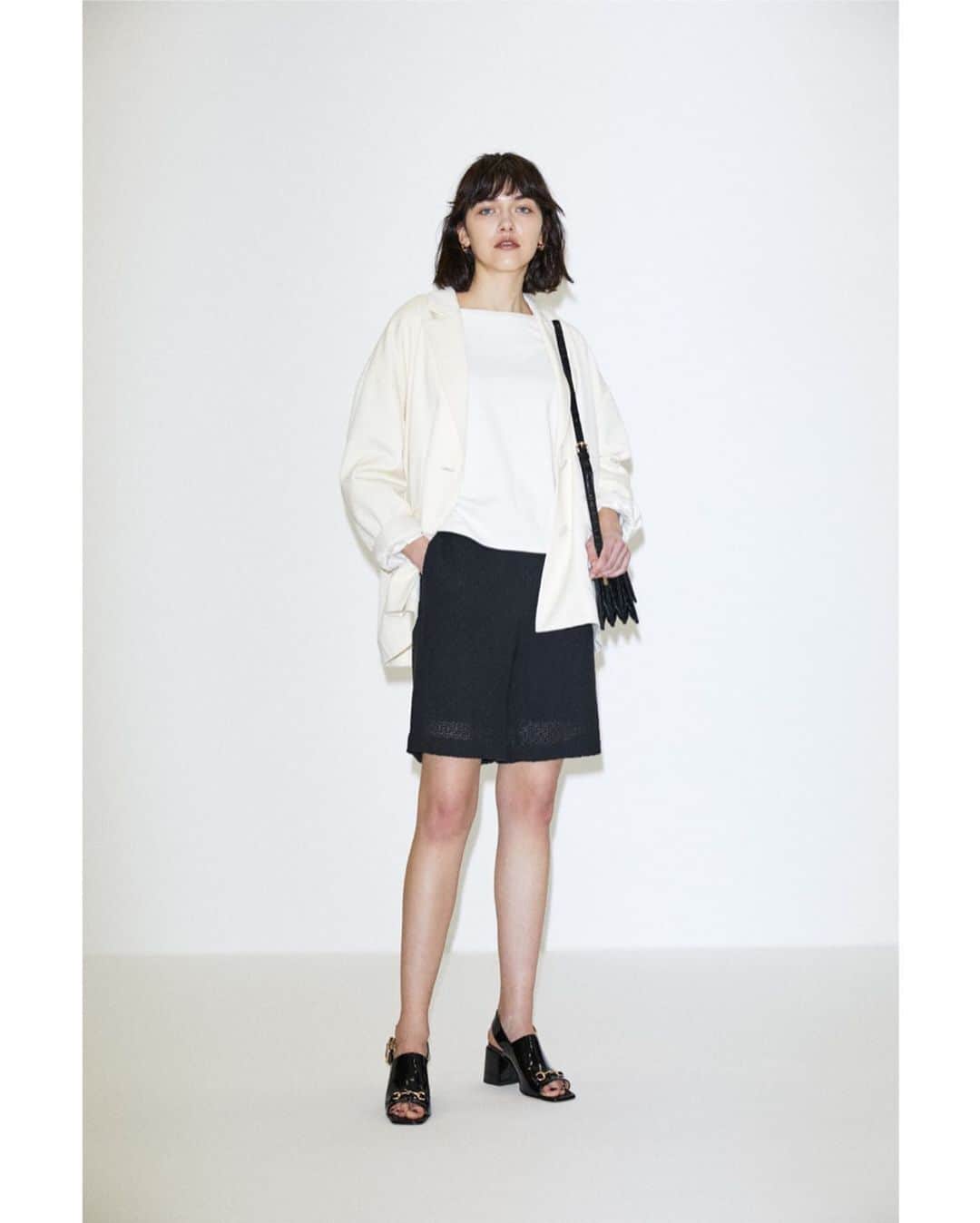 のインスタグラム：「3 Patterns "mix and match" style ■LIGHT BOXY JACKET(010DSS30-0320) ■DAD PANTS(010DSS30-1480) 全国のMOUSSY店舗・SHEL'TTER WEB STOREにて発売中。 ---------------------------------------- Look-1 ・LONG SLEEVE LOOSE TOP(010DSH80-0540) ・MESH SHORT PANTS(010DS330-0560) ・HORSE BIT BACK STRAP SANDALS(010DSB52-0740) ・ACCORDION SHOULDER BAG(010DSB51-1100) ・TINY HOOP EARRINGS(010DSH50-0760) ---------------------------------------- Look-2 ・SCALLOP FLARE SLEEVE KNIT(010DSW70-0640) ・SQUARE TOE STRAP PUMPS(010DSH52-0770) ・TINY HOOP EARRINGS(010DSH50-0760) ---------------------------------------- #MOUSSY #MOUSSYCapsuleCollection」