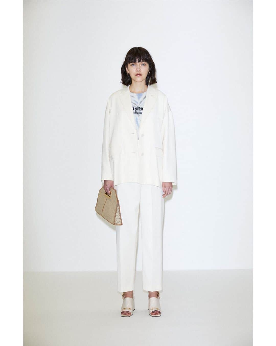 のインスタグラム：「3 Patterns "mix and match" style ■LIGHT BOXY JACKET(010DSS30-0320) ■DAD PANTS(010DSS30-1480) 全国のMOUSSY店舗・SHEL'TTER WEB STOREにて発売中。 ---------------------------------------- ・OVERPRINT TIE DYE LONG SLEEVE TEE(010DSQ90-0400) ・JUTE CLUTCH BAG(010DSH51-1880) ・HORSE BIT BACK STRAP SANDALS(010DSB52-0740) ・TINY HOOP EARRINGS(010DSH50-0760) ---------------------------------------- #MOUSSY」