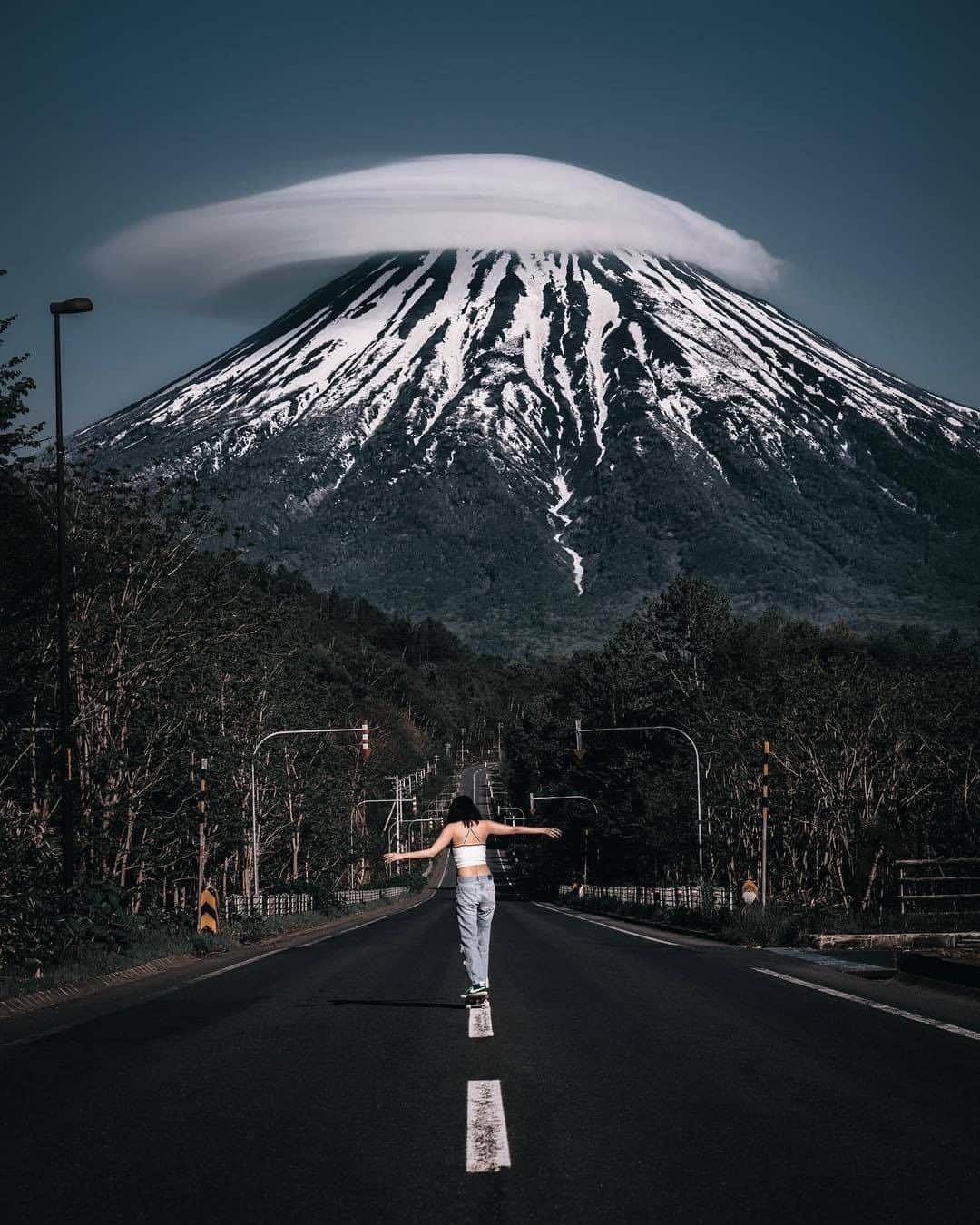 Discover Earthさんのインスタグラム写真 - (Discover EarthInstagram)「If the idea of climbing an active volcano isn’t really your thing, Mt. Yotei might be a good bet; this huge volcano located in Shikotsu-Toya National Park hasn’t erupted since 1050 BC. Often compared to Mt. Fuji due to its similar appearance, Yotei has become one of the most popular hikes in northern Japan.  Who thinks he/she can slide to the top of mysterious wonderland?  photo by @rkrkrk 🇯🇵 #discoverjapan」3月27日 18時02分 - discoverearth