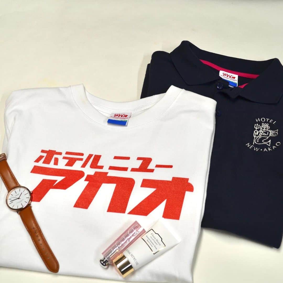 ホテルニューアカオ　熱海温泉＆リゾートのインスタグラム：「ホテルオリジナル商品のホテルニューアカオロゴTシャツ、ポセイドンロゴポロシャツ‼️ Tシャツは月に平均60枚も売れている大人気商品で、先日キッズサイズの販売も開始いたしました📛 着るだけでなく小物と合わせて撮っても映える見た目ですね✨ また、生地質にもこだわっているので着心地バツグン😆 ホテルニューアカオ17階売店にて好評販売中です‼️」