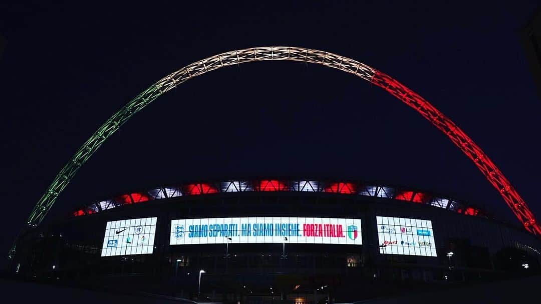 サッカーイタリア代表さんのインスタグラム写真 - (サッカーイタリア代表Instagram)「L’arco di #Wembley illuminato con il tricolore. 🗣 #Gravina: "Grazie alla Federazione inglese"  La notizia 👉🏻 www.figc.it  Nella serata che avrebbe dovuto ospitare la sfida tra #Inghilterra 🏴󠁧󠁢󠁥󠁮󠁧󠁿 e #Italia 🇮🇹 a #Londra, la Football Association testimonia la propria vicinanza al nostro Paese.  #StayHomeSaveLives」3月28日 5時01分 - azzurri