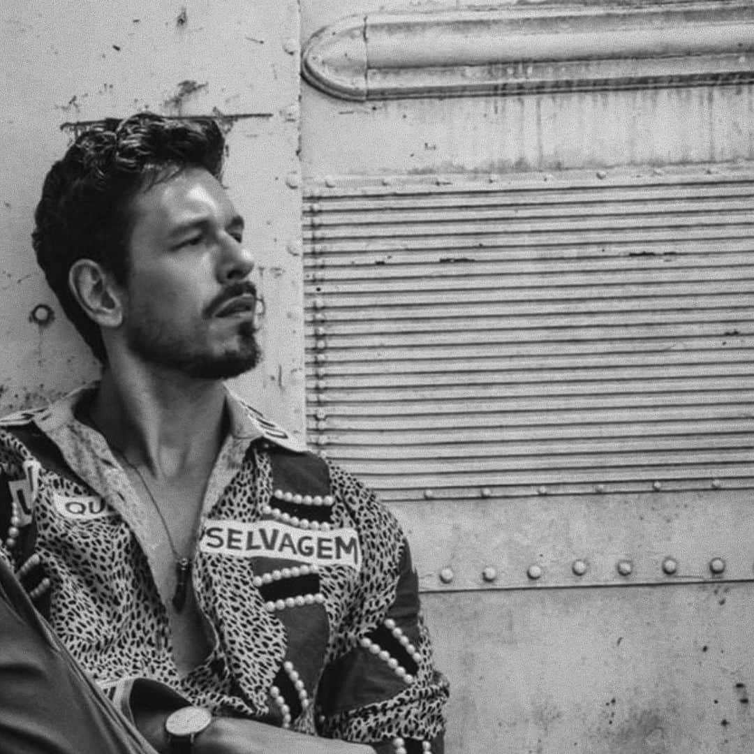 Chay Suedeのインスタグラム：「Meu irmão mais velho, João. Quando te conheci, esperava qualquer coisa, menos que fossemos nos tornar família, e me conhecendo bem como você conhece, sabe o valor que isso tem pra mim. Nossa amizade nasceu e cresceu bonita, tenho muito orgulho da relação que construímos, somos os primeiros a torcer um pelo outro, a comemorar a vitória um do outro e chorar as tristezas também, isso é tesouro na vida de quem tem, eu tenho. Te desejo no seu aniversário, toda a sorte de bençãos que Deus tem pra você, muita saúde, muita vida pela frente. Conte comigo sempre, minha crionça, te amo!」