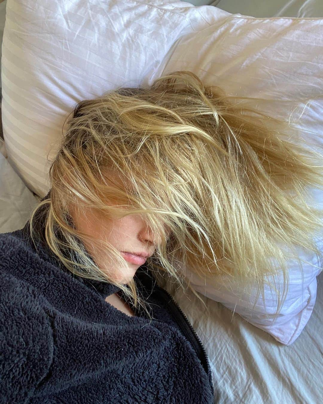 Ashley Smithさんのインスタグラム写真 - (Ashley SmithInstagram)「The bedhead diaries 📖 🛌」3月28日 3時30分 - therealashsmith