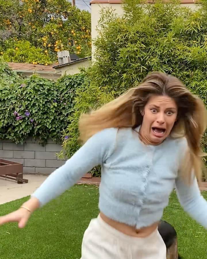 Hannah Stockingのインスタグラム：「Don’t do this with an attack dog 😳😂」