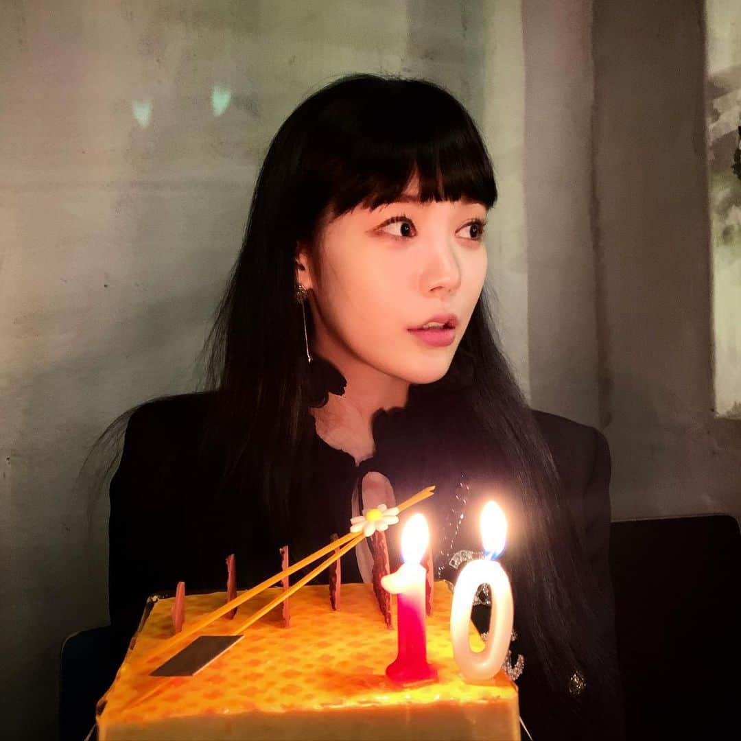 リジ のインスタグラム：「데뷔 10주년 축하해주셔서 감사해요 다들」