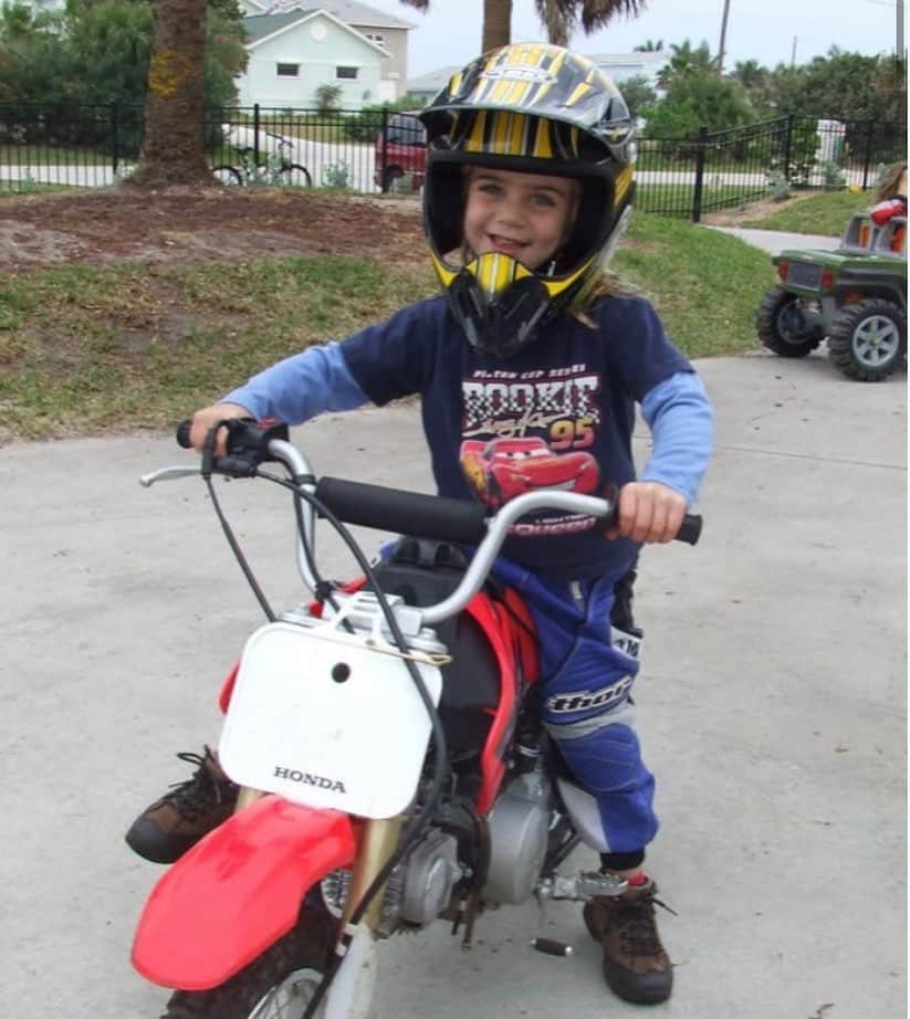 キャロライン・マークスのインスタグラム：「My dad and I came across this photo yesterday and I thought I should share.. 6 year old me wearing my brothers clothes😂  skrt 🏁 #flashbackfriday」