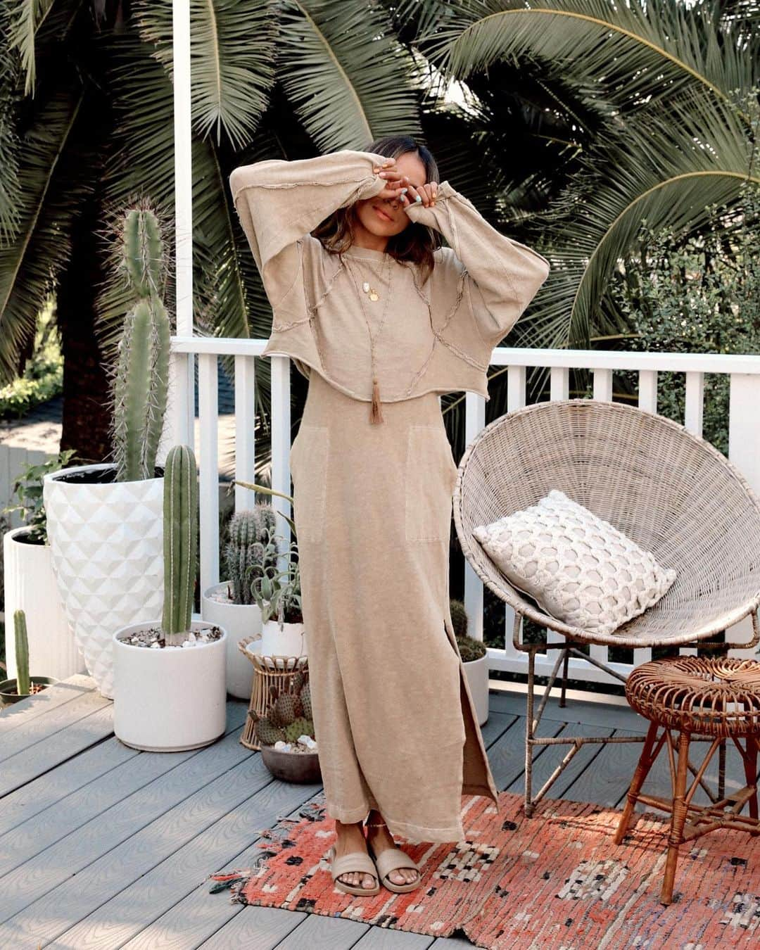 ジュリー・サリニャーナさんのインスタグラム写真 - (ジュリー・サリニャーナInstagram)「Working from our Tulum inspired backyard, just need a margarita! 🌵 Wearing @freepeople set #HomeWork」3月28日 4時12分 - sincerelyjules