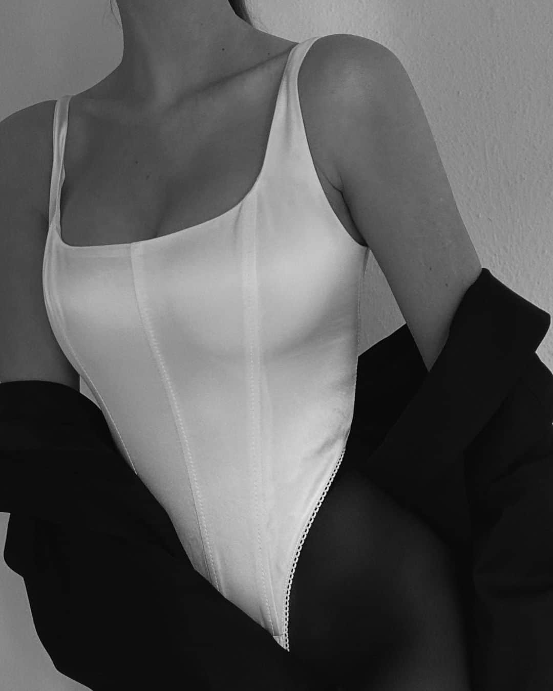 Mathilde Goehlerのインスタグラム：「Friday night date night 🖤」