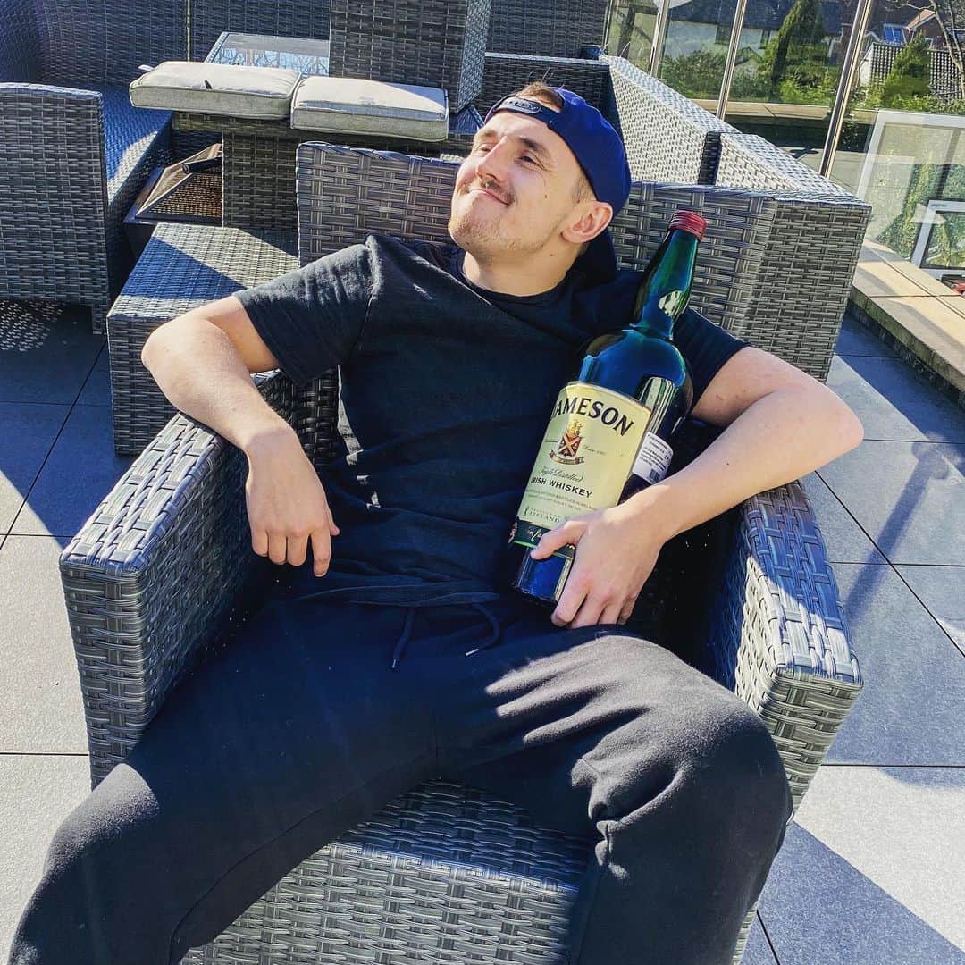 トム・キャセルのインスタグラム：「Self isolation done properly 🤣」