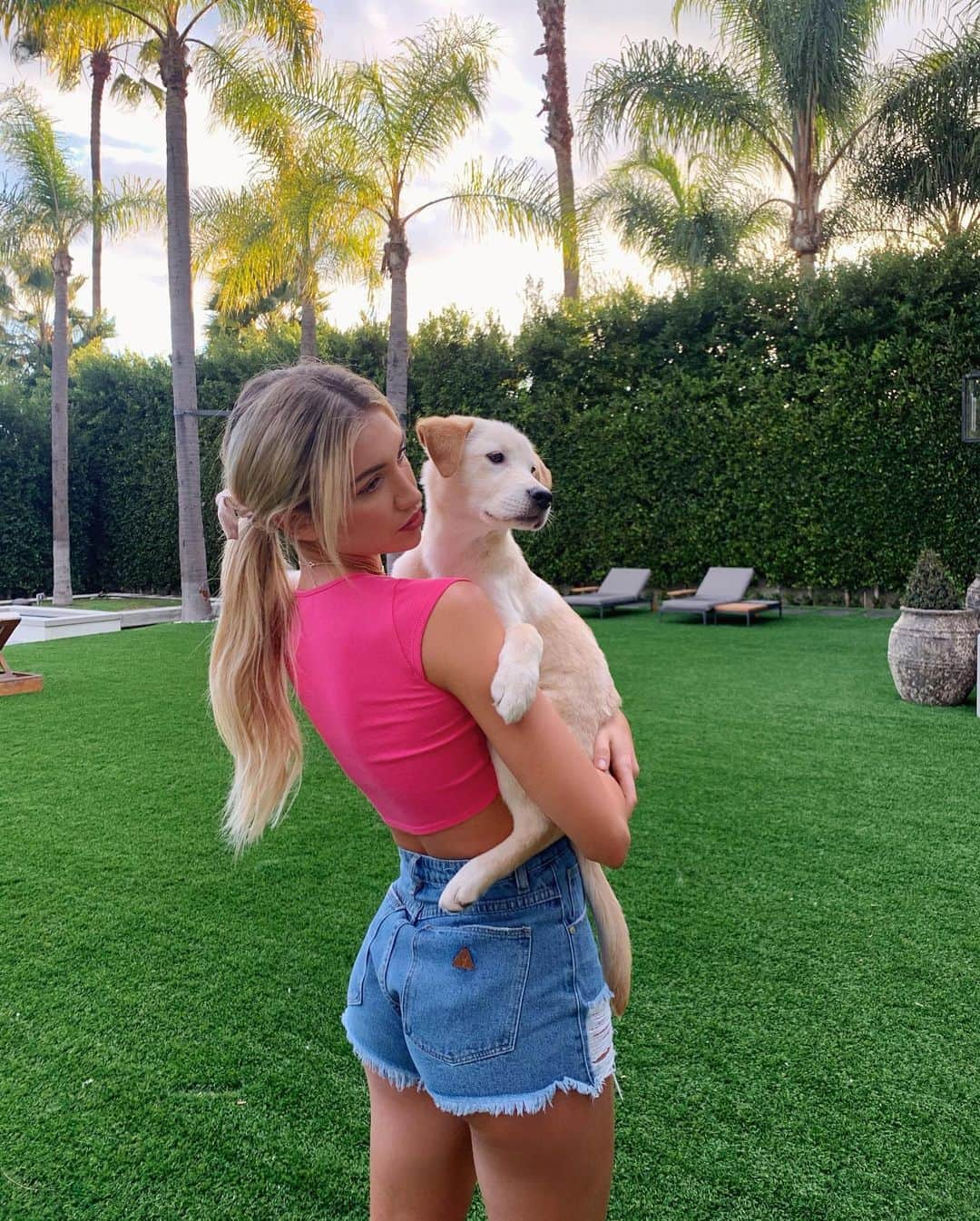 Gabrielle Grace Epsteinさんのインスタグラム写真 - (Gabrielle Grace EpsteinInstagram)「man all of these at-home workouts better pay off so I can continue to hold River like a baby when he’s all grown up and weighs like 50 lbs」3月28日 4時44分 - gabbyepstein