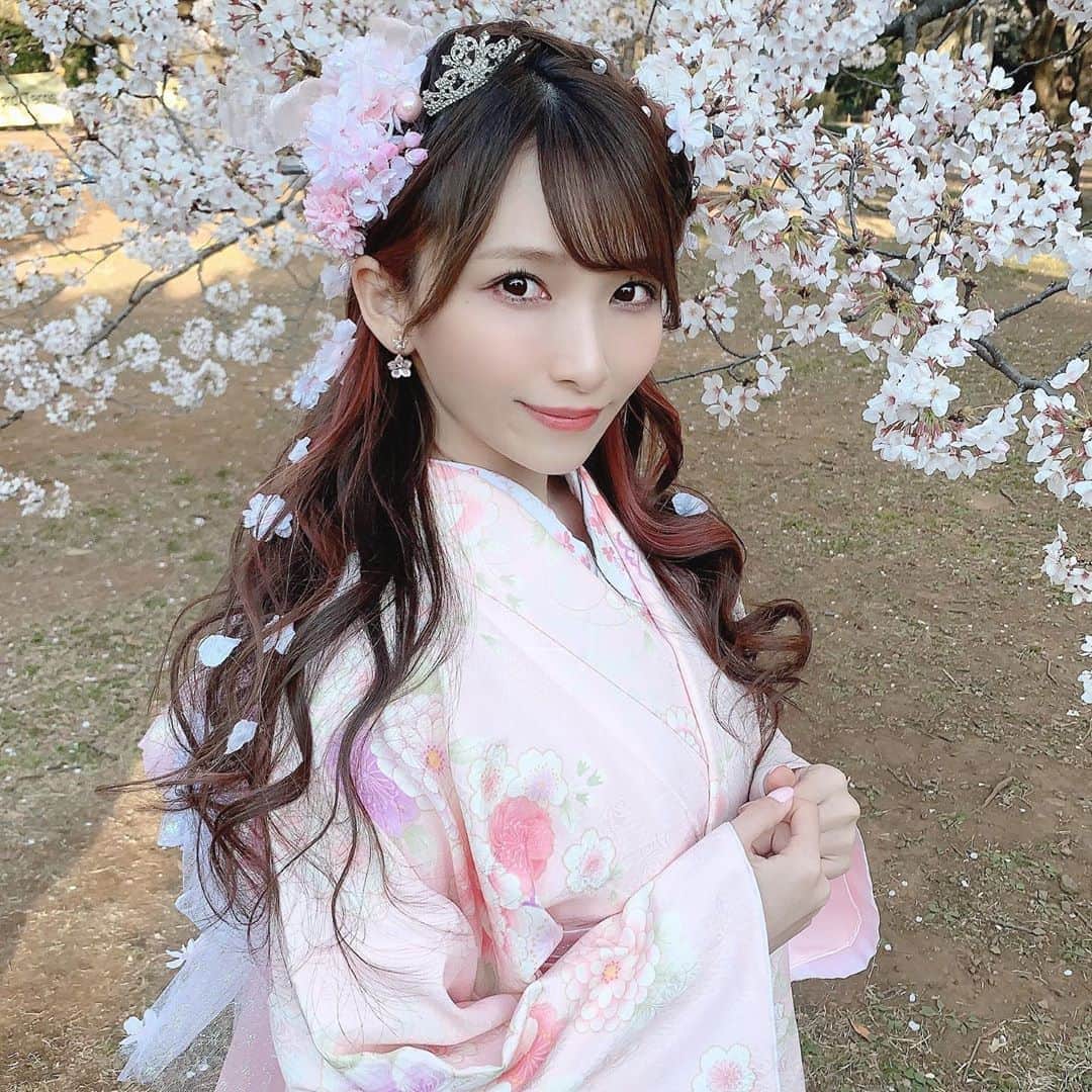 長嶋優里のインスタグラム：「♡ ． 念願の桜姫🌸👑 ． ． ． #着物 #花見 #さくら #桜 #桜姫 #さわだや #さわだ屋 #さわだ屋着物 #さわだ屋振袖 #asakusa #kimono #cherryblossom #代々木公園 #春 ． ♡」