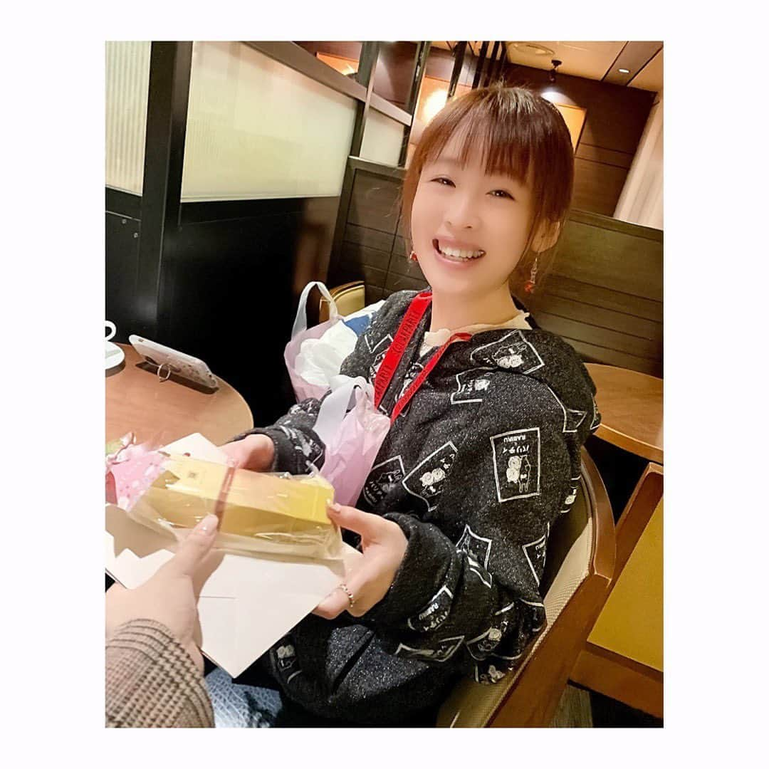 杜野まこさんのインスタグラム写真 - (杜野まこInstagram)「#真ん中誕生日会  今年はちょっと遅れちゃったけど、先日集まれた〜‼️😆🙌 #金子有希 ちゃん #桜咲千依 ちゃん #プレゼント交換 🎁 ＊ こんな最幸の笑顔でプレゼントくれるんだよ☆ こんな可愛い笑顔で私からのプレゼント受け取ってくれて、きゃー可愛い〜って言ってくれるんだよ☆ ねこねこ美味しいお店いっぱい知ってるんだよ！ ちょこたん髪の色似合ってた〜😍 もう最幸でしょ〜？😆💕 ＊ お喋りも笑顔もうまうまポテトも止まらない🤤🤤🤤」3月27日 19時52分 - makomorino