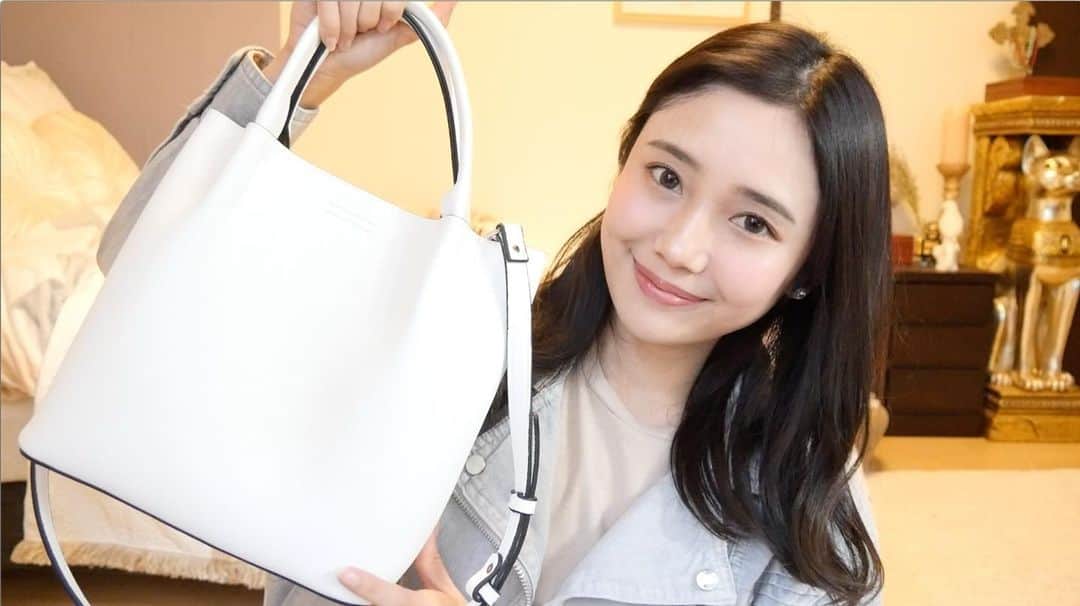 森ニーナのインスタグラム：「【🌸バッグの中身紹介❣️🌸 】今週は、最近私が使っている、バッグの中身をお見せします🐒❤️ このバッグ、白バッグを求めてほんっっっとに❗️笑色々なお店の白バッグを見て回って、やっと決めたすっごい使い勝手の良いバッグなので是非チェックしてみて欲しい❣️ 白バッグ、汚れそうだから一つも持ってなかったのですが、気に入ったものに出会えて良かったです🤤❤️ 見た目の割にたくさん入るし軽いしおすすめです☺️🌱 みんなのバッグの中身マストアイテムはなんでしょうか❓❓❓ 私は、、リップクリームとかかなぁ？🤔💄 #森のニーナチャンネル #バッグの中身 #youtube #youtuber #白バッグ #ポーチの中身」