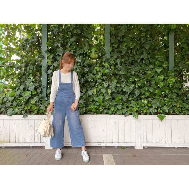 大谷朋子さんのインスタグラム写真 - (大谷朋子Instagram)「♡ * お花見妄想コーデ🌸 (今年は自粛。残念だけど仕方ない！) * シンプルで着回しできるデニムサロペットは、 ラフな感じで公園にぴったり♫ * このサロペットは、 オープンしたばかりのネットショップ 「RUKAMO」で購入しました♡ * RUKAMOは、 “眠っている”商品＝「滞留在庫」 を扱っているECショップ。 * アパレル業界や小売業界では、 モノを大量に生産する流れがとまらず、 滞留在庫は増えるばかり。。 生活者に届かないまま大量廃棄され、環境へ大きな負荷を掛けていることが問題になっています。 * 素敵な商品が買い手がいないばかりに 捨てられてしまうのはとても残念なこと。 大きな問題を解決するのは大変ですが、 「一人一人が知ること」「できることからはじめてみること」が解決のための第一歩！ * RUKAMOの取り組み、ほんと素敵🌎 アパレルだけでなく、家電やキッチン用品、 生活用品など様々な商品を取り扱っているので、 サイトを見るのも楽しいです♪ * さらに、購入代金の50%がサイト内で使用できるポイントとして還元されて、お得にお買い物できるのもうれしいポイント♡ * 買いたいものがあったら、 まずはRUKAMOで探してみよう！ * 外出ができない週末ですので、 「RUKAMO」ぜひチェックしてみてください◡̈♪ ストーリーから見られます♡ * * @rukamo.ooo #Hamee #RUKAMO #サステナブル #エシカル #エコ #もったいない #滞留在庫 #pr #コーデ #お花見コーデ #お花見 #桜 #ファッション #サロペット #coordinate #fashion」3月27日 19時56分 - tomoko_ohtani