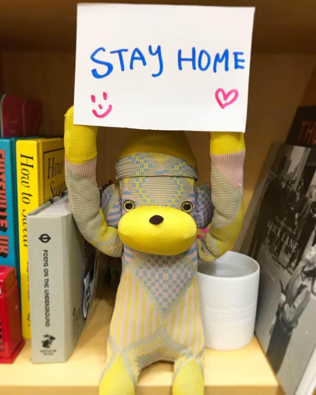 アヤメさんのインスタグラム写真 - (アヤメInstagram)「Happy Friday everyone! Take care of yourself and your loved ones❤️ Ayame sock monkey stay home for the planet🌏 皆様よい週末を！ #家にこもる #stayhome #sockmonkey」3月27日 19時56分 - ayame_socks